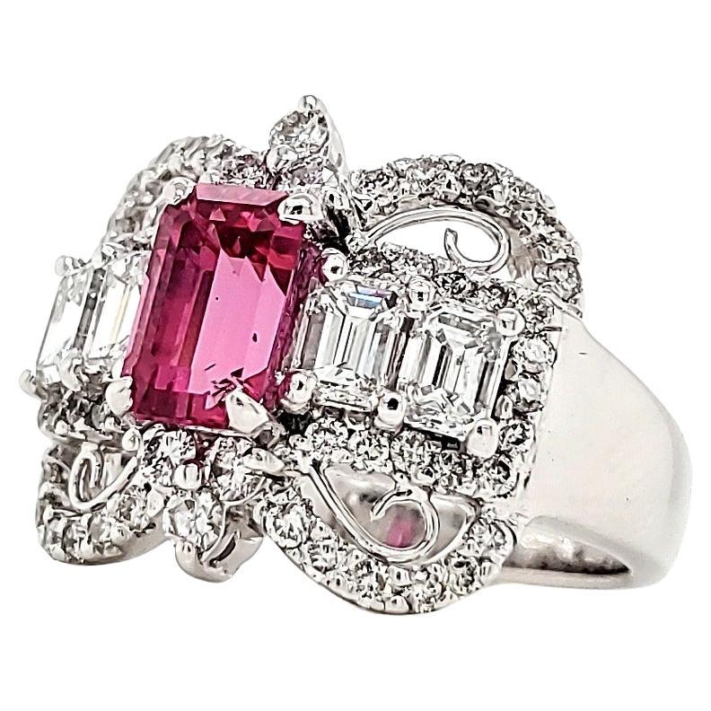 Natürlicher, nicht erhitzter rosa Saphirring mit Diamanten. Verlobungsring.


Glorreich und sauber, funkelnd und schön. Das ist alles, was man über diesen wirklich außergewöhnlichen Ring sagen kann, der aus einem smaragdgeschliffenen, nicht