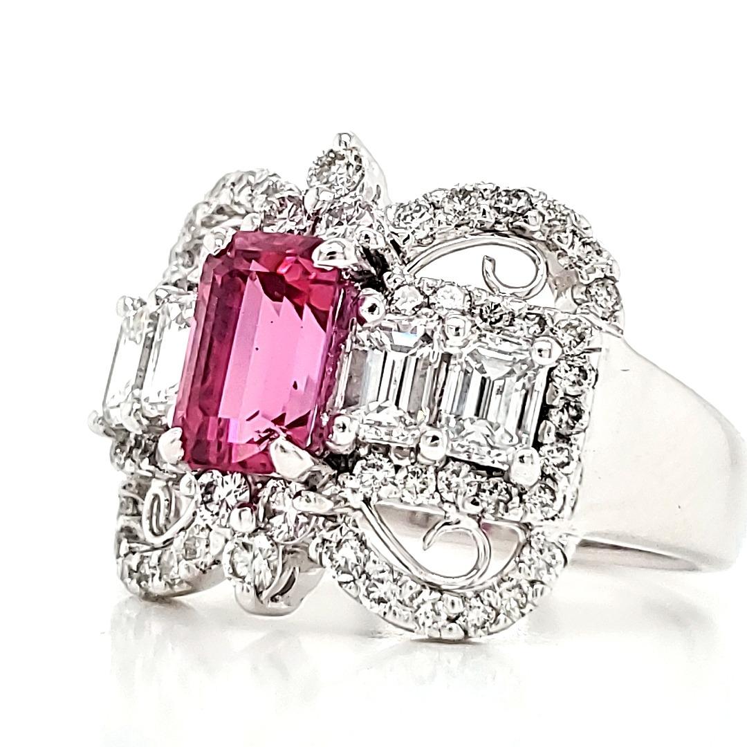 Natürlicher No Heat Pink Sapphire Ring mit Diamanten, Verlobungsring (Smaragdschliff) im Angebot