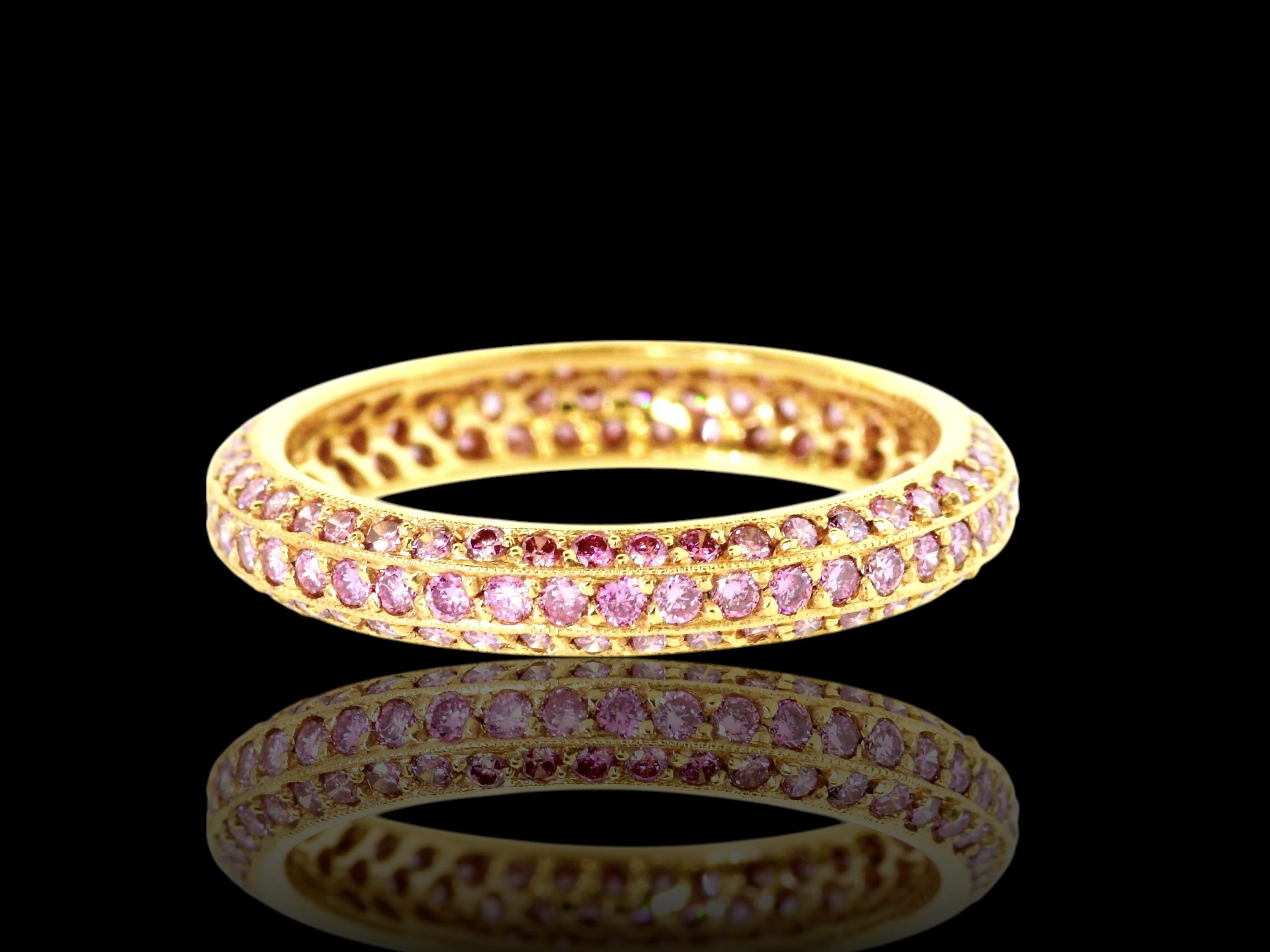 Bandeau de trois rangs de diamants roses de couleur vive naturelle, non cultivés en laboratoire, avec 136 diamants - tous bien assortis et bien taillés. Il est estimé à 1,20 cts Ce nouveau bracelet en or 18K est de taille 7,5. Les diamants