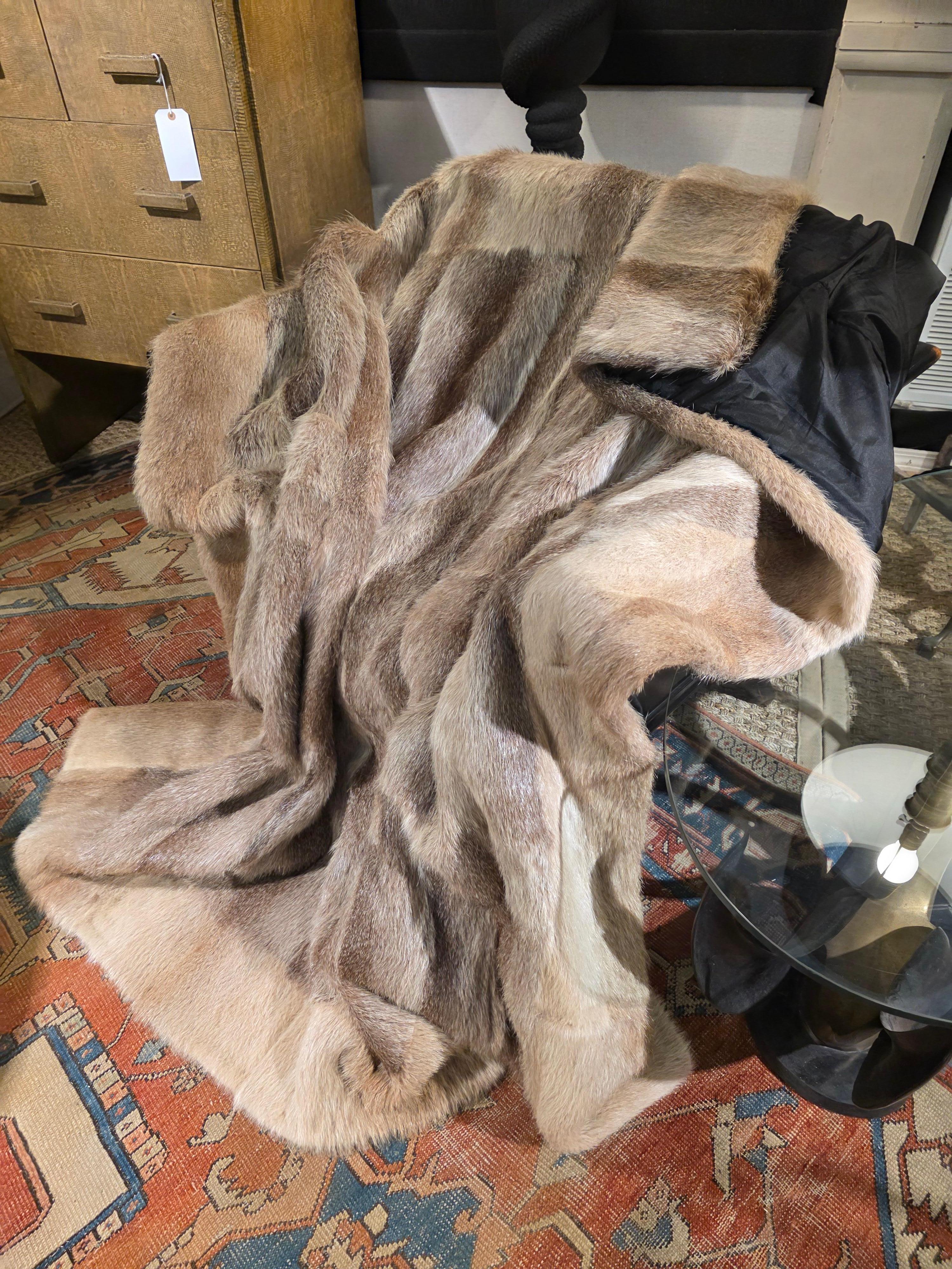 XXI secolo e contemporaneo Coperta King Size in pelliccia di castoro Nature Nutria in vendita