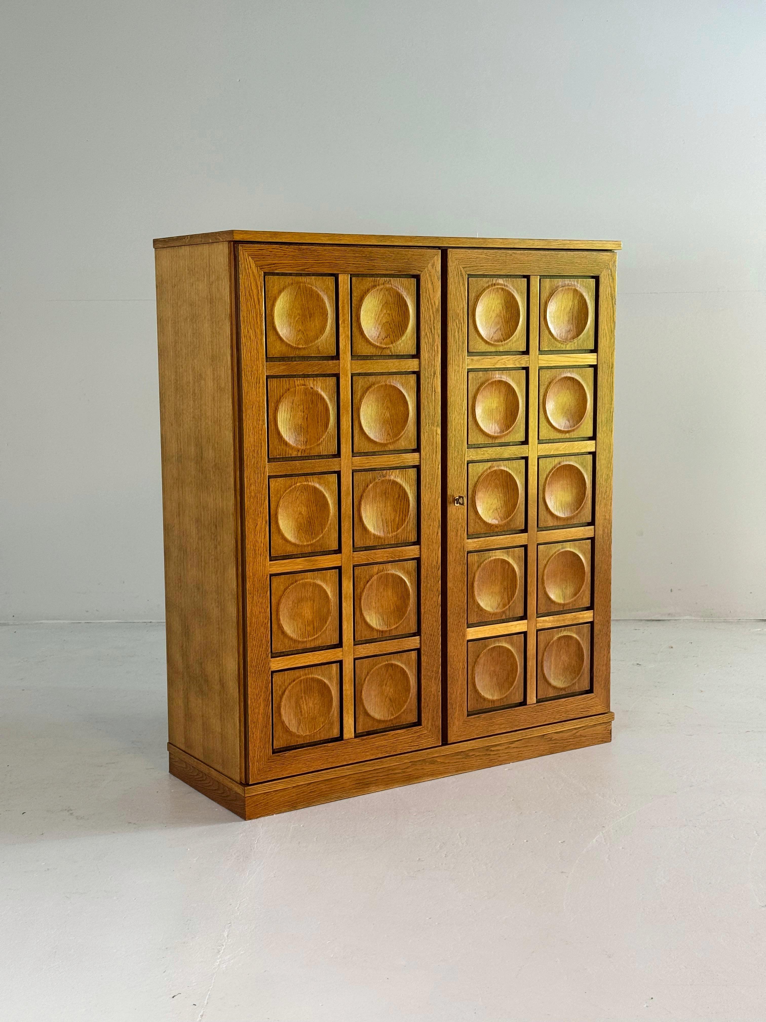 Very natural oak brutalist bar cabinet in style of De Coene.

Cabinet is totally refinished and in perfect condition.

Inside lots of storage space and one key available.

Matching sideboard in stock.

Dimensions

Height 136cm

Width 115cm

Depth