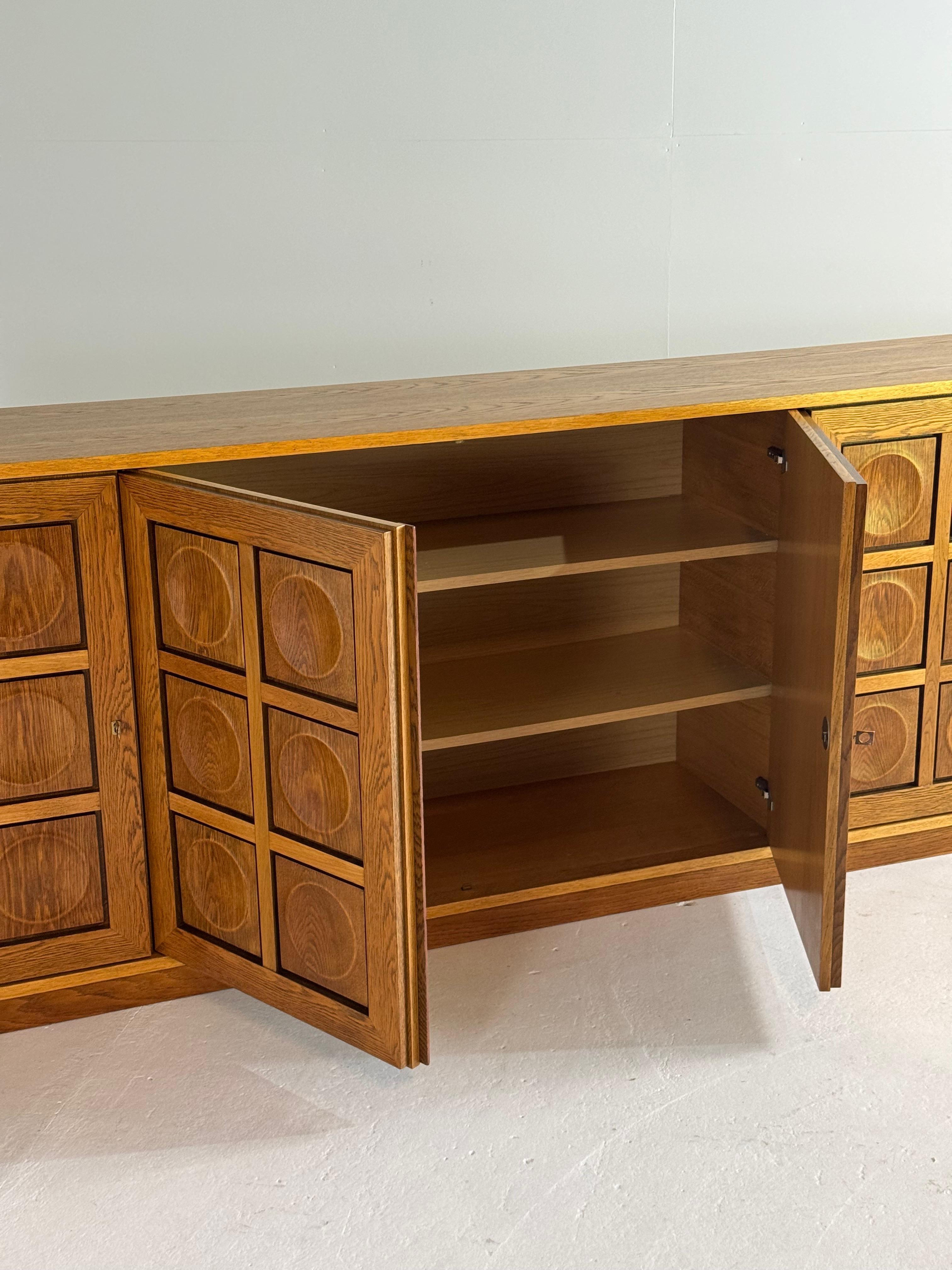 Natural oak brutalist sideboard In Excellent Condition For Sale In Sint-Niklaas, VOV