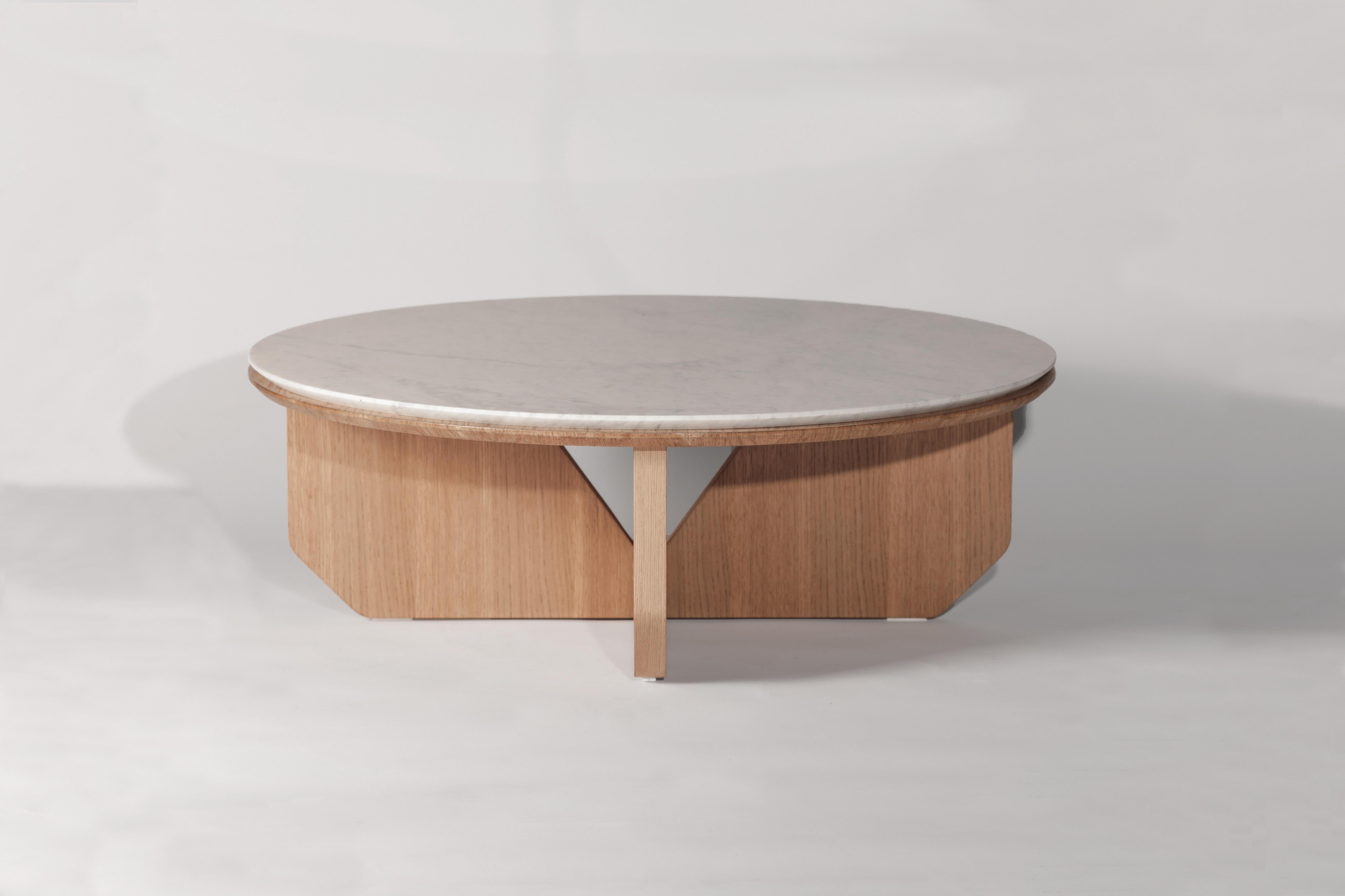 Tavolino Vivo in Oak Natural e Bianco Carrara di Studio Mohs
Dimensioni: L 100 x P 100 x H 34 cm
Materiali: Marmo, Oak naturale.

Studio Mohs è uno studio di design creativo con sede a Istanbul alla ricerca di esperienze di design diverse in un