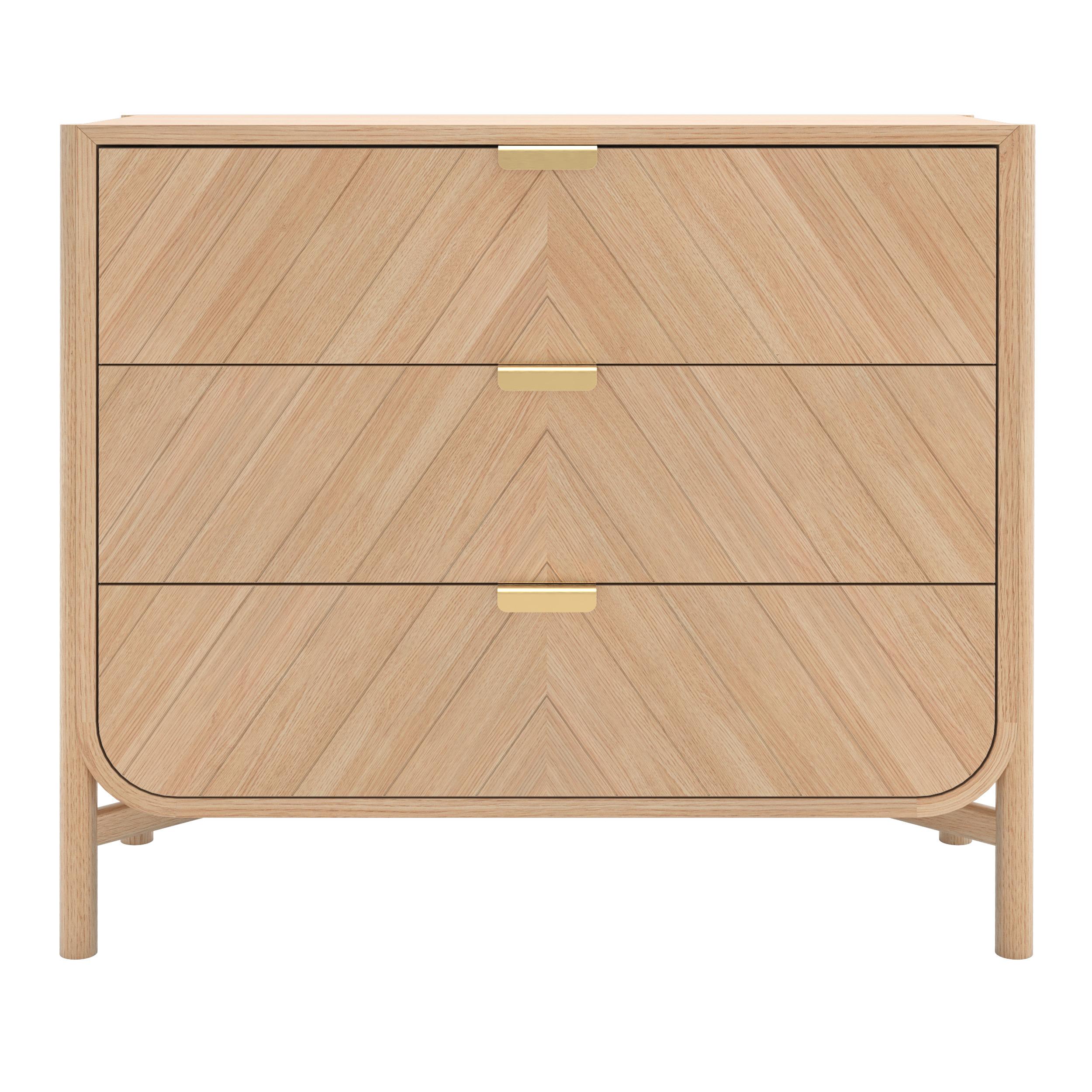 Cassettiera Marius in Oak Oak naturale di HARTO
Dimensioni: L 100 x P 40 x H 90 cm. 
Materiali: Wood Wood, MDF impiallacciato.  
Peso: 58,0 kg

In un ingresso o in una camera da letto, la cassettiera Marius, con i suoi frontali chevron incisi e le