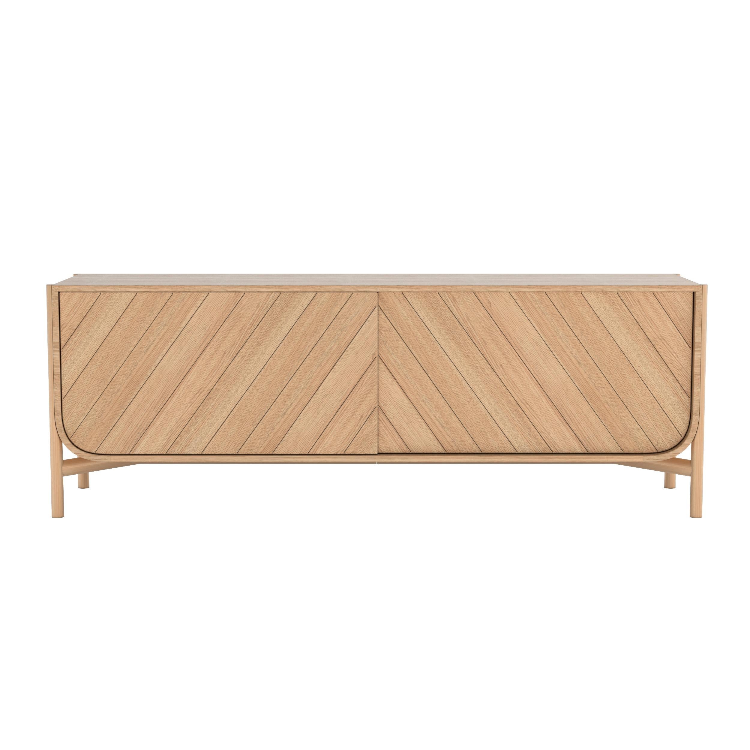 Madia Marius in Oak Oak 185 di HARTO
Dimensioni: L 185 x P 45 x H 65 cm. 
Materiali: Wood Wood, MDF impiallacciato.  
Peso: 59.0 kg

La credenza da 185 cm della collezione Marius è innegabilmente elegante, con le sue ante scorrevoli incise con linee
