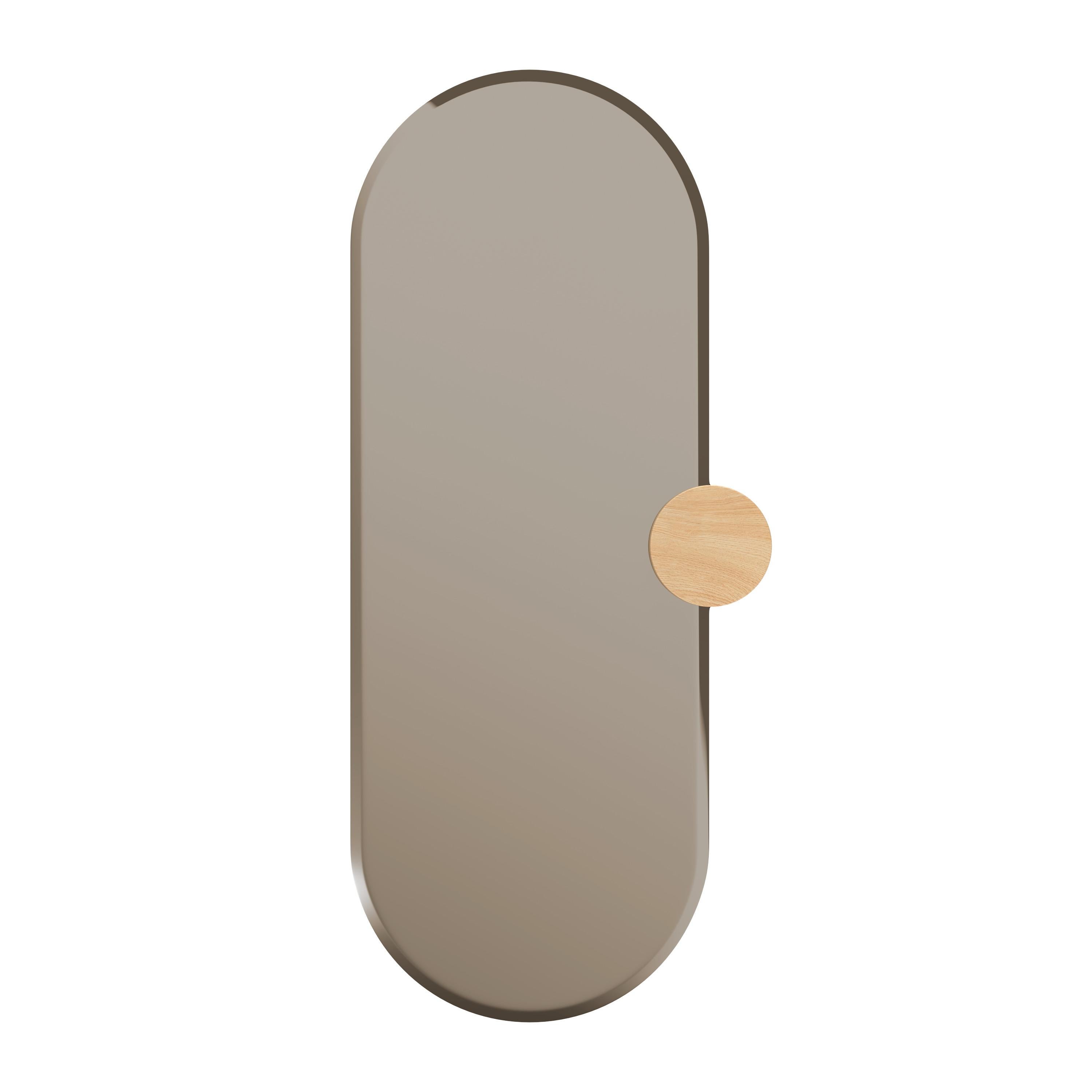 Specchio Oak Sonia di HARTO
Dimensioni: L 35 x P 3,3 x H 80 cm. 
Materiali: Wood Wood, specchio, vetro fumé. 
Peso: 4.0 kg

In un ingresso o in una camera da letto, lo specchio Sonia rivela la sua personalità creativa grazie alle diverse possibilità