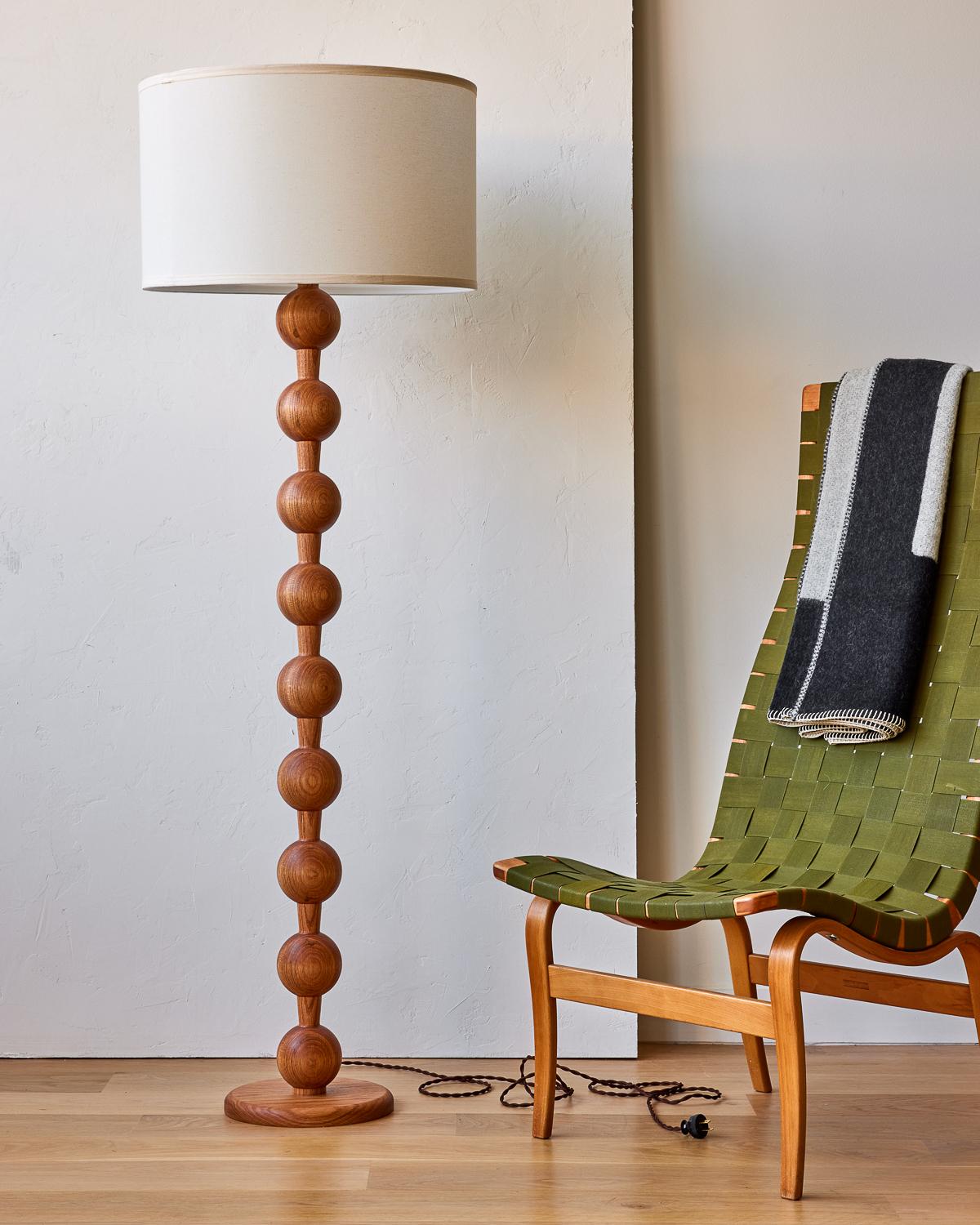 Moderne Hugo Barbell-Stehlampe aus natrlicher Eiche, elfenbeinfarbener Leinenschirm, natrlich (amerikanisch) im Angebot