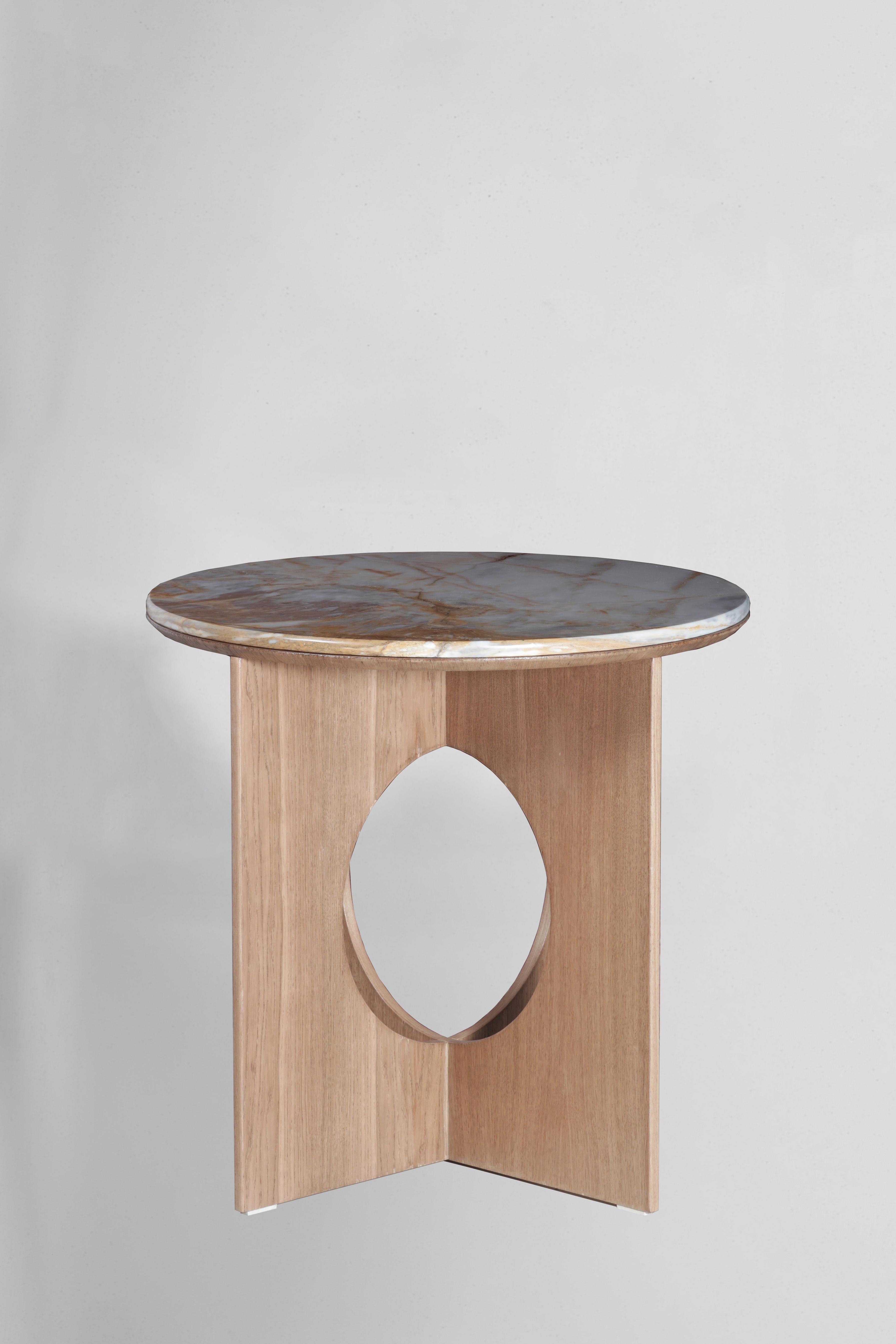 Table de salle à manger Arbol bleu ciel par Studio Mohs
Dimensions : L 80 x P 80 x H 74 cm
MATERIAL : Marbre, placage de chêne naturel.

Studio Mohs est un studio de design créatif basé à Istanbul à la recherche de différentes expériences de design