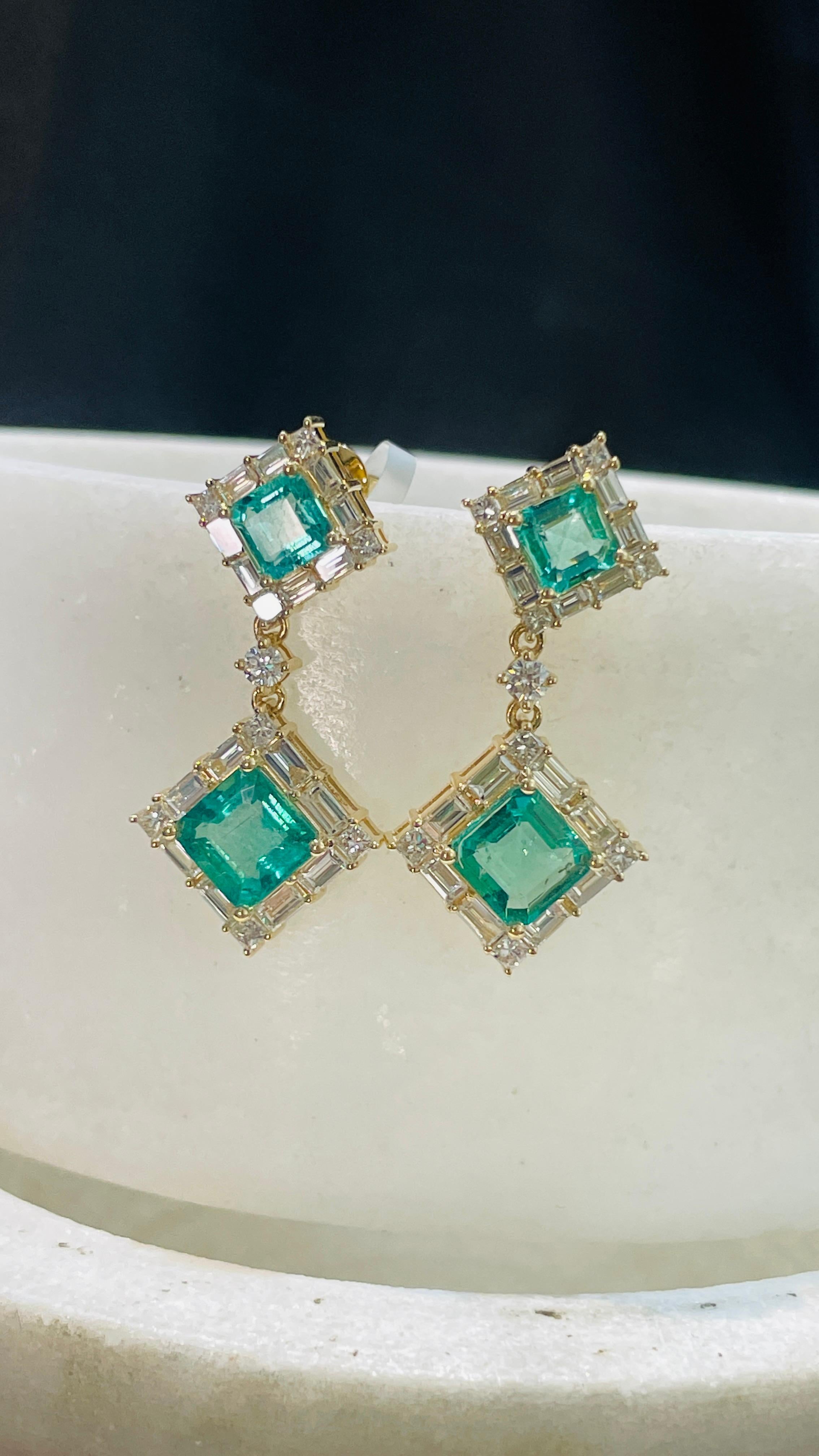 Natural  Emerald Diamond Dangle Earrings in 14K Yellow Gold In New Condition For Sale In Houston, TX
