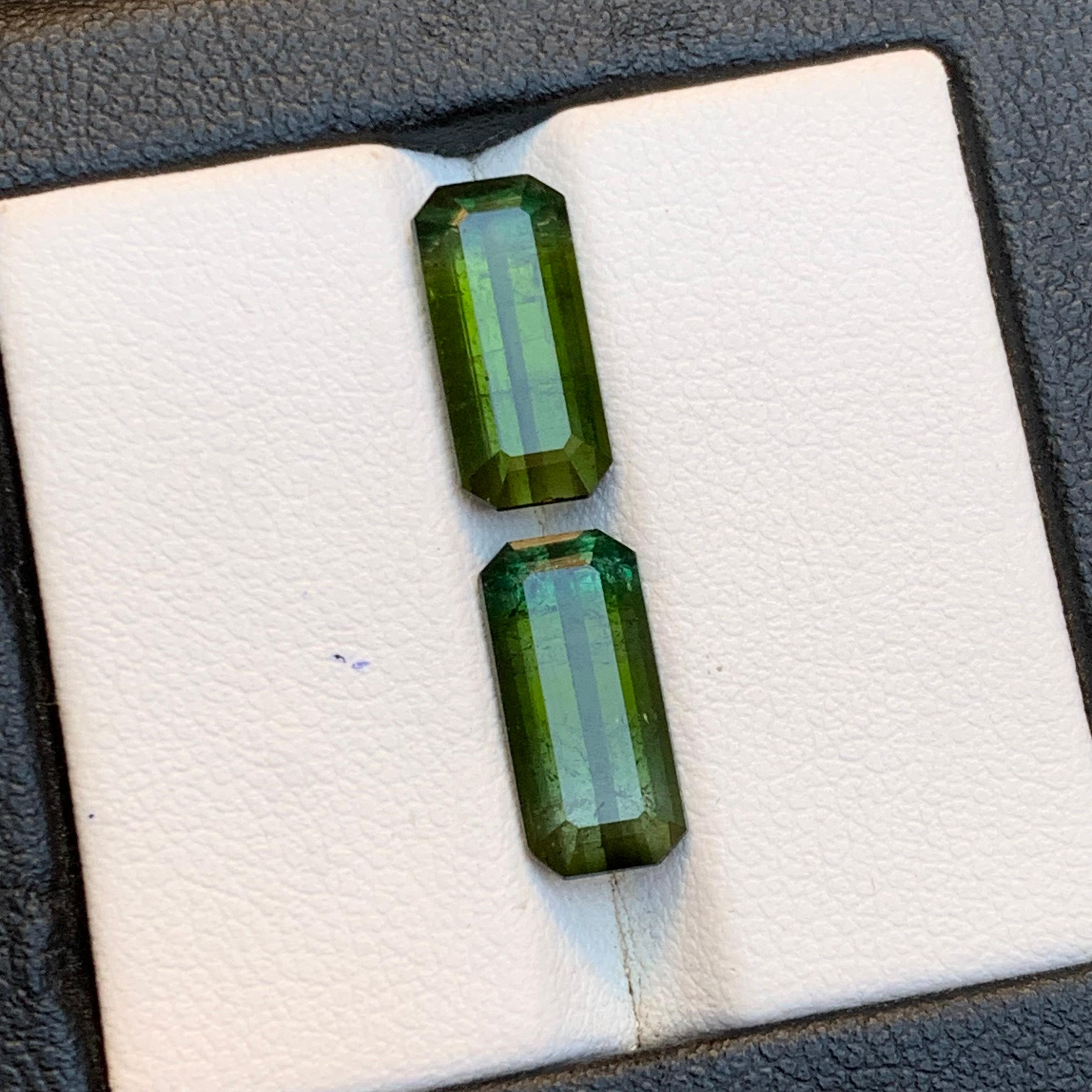 Olive Green Two Tone Natural Tourmaline Well Matched Pair - Emerald Cut Loose Gemstones from Afghanistan - Perfect for Fine Jewelry Settings !!!

💎 TYPE DE PIERRE PRÉCIEUSE : Tourmaline
⚖️ POIDS : 6,30 carats
🪚 SHAPE & CUT : Taille émeraude
📏