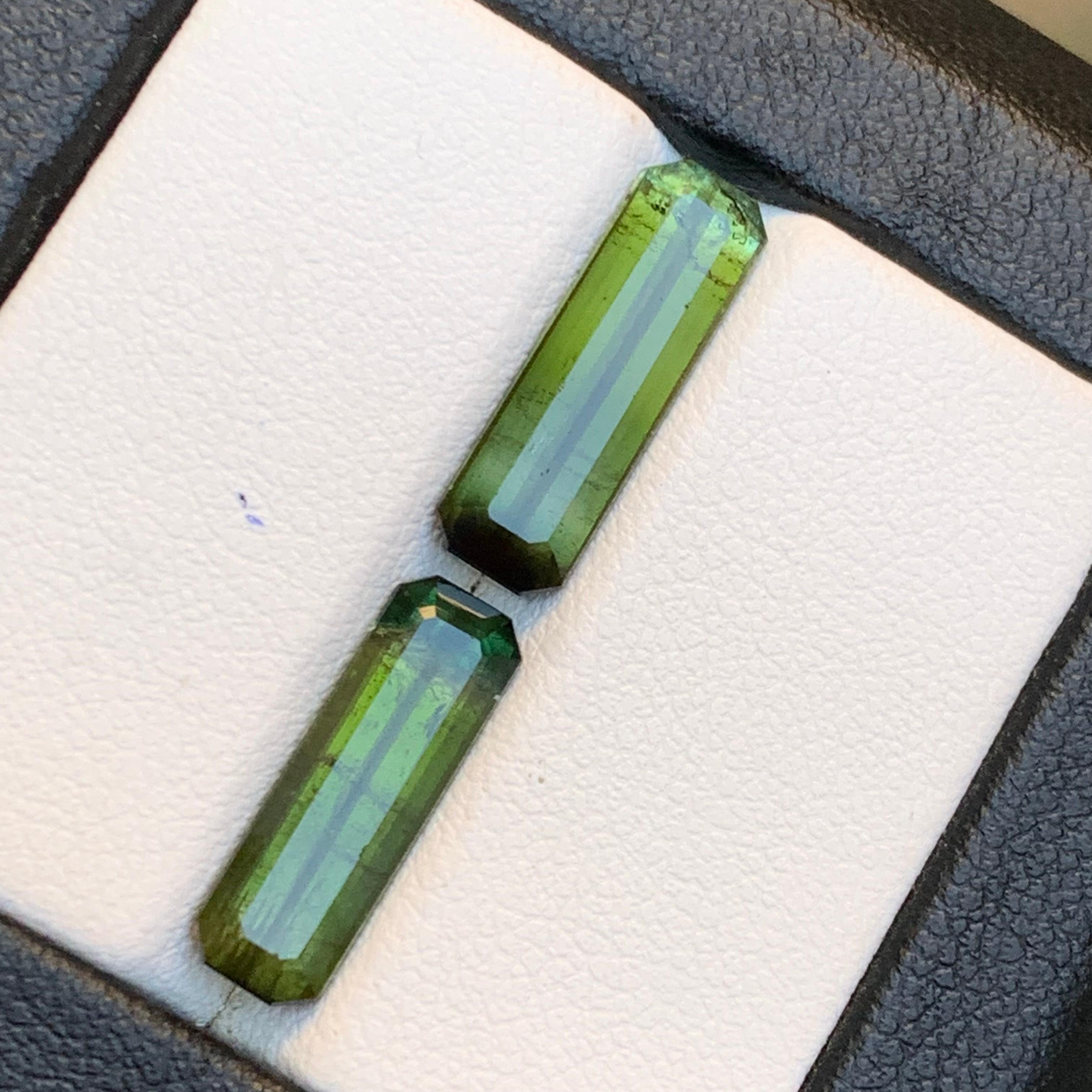 Natürlicher Olivgrüner Turmalin 6.44 Ct Smaragdschliff Loser Edelstein Set - Schmuck für Damen oder Herren im Angebot