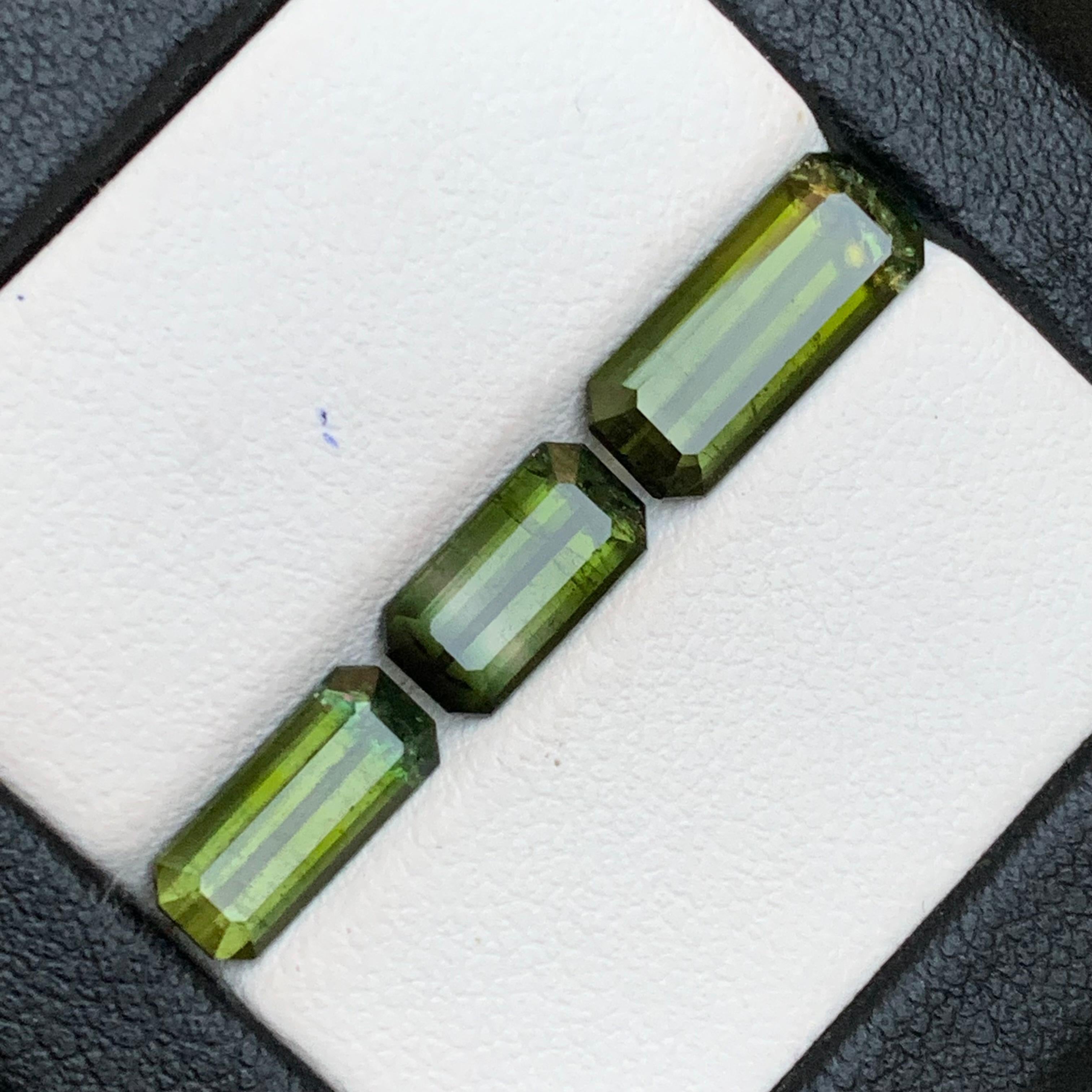 Parcella di tormalina naturale bicolore verde oliva - gemme sfuse con taglio smeraldo provenienti dall'Afghanistan - perfette per le impostazioni della gioielleria!!!

💎 TIPO DI GEMMA: Tormalina
⚖️ PESO: 6,46 Carati
🪚 FORMA E TAGLIO: Taglio