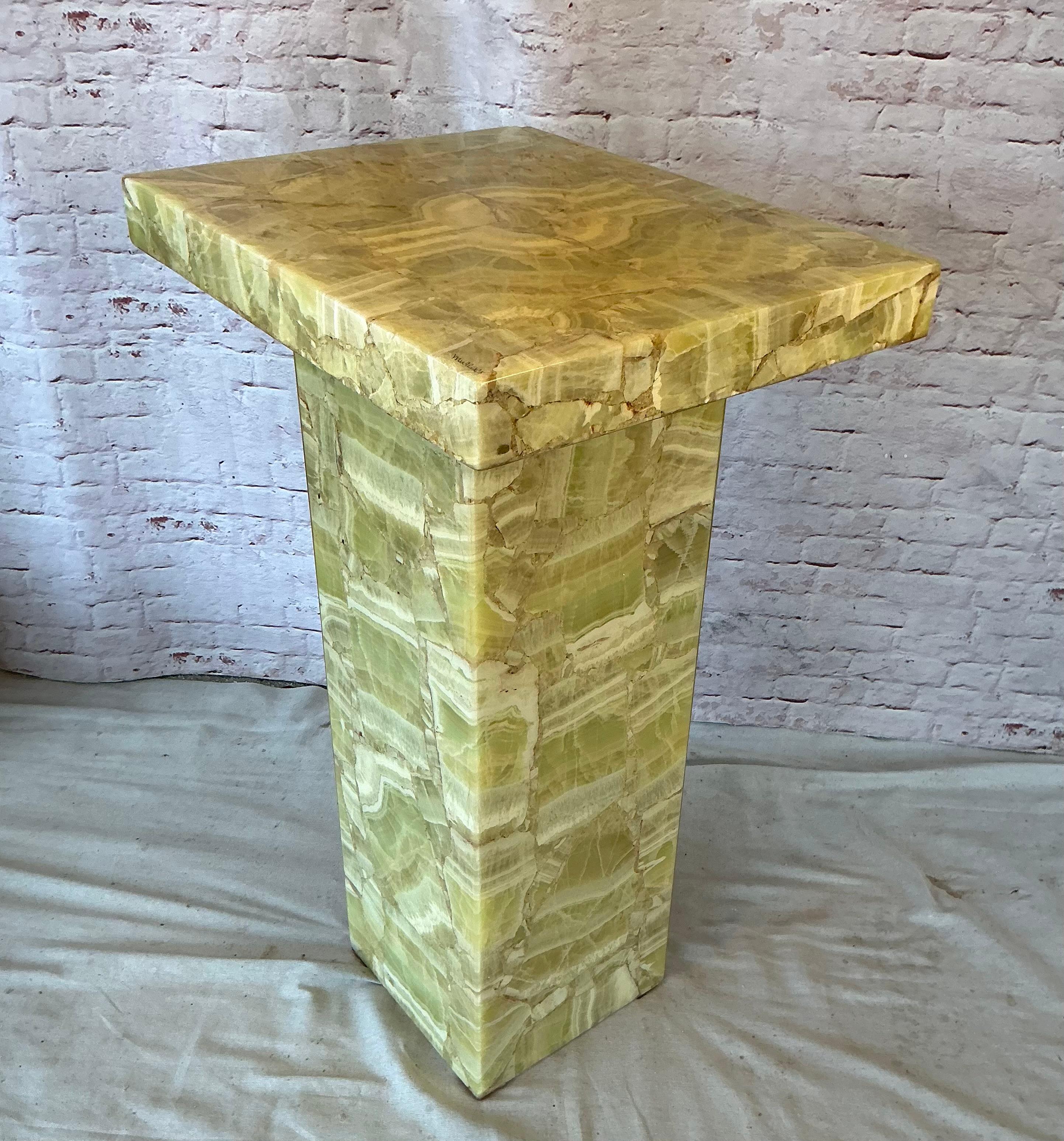 Mesa pedestal de ónix natural y resina by Mueller of Mexico en venta 4