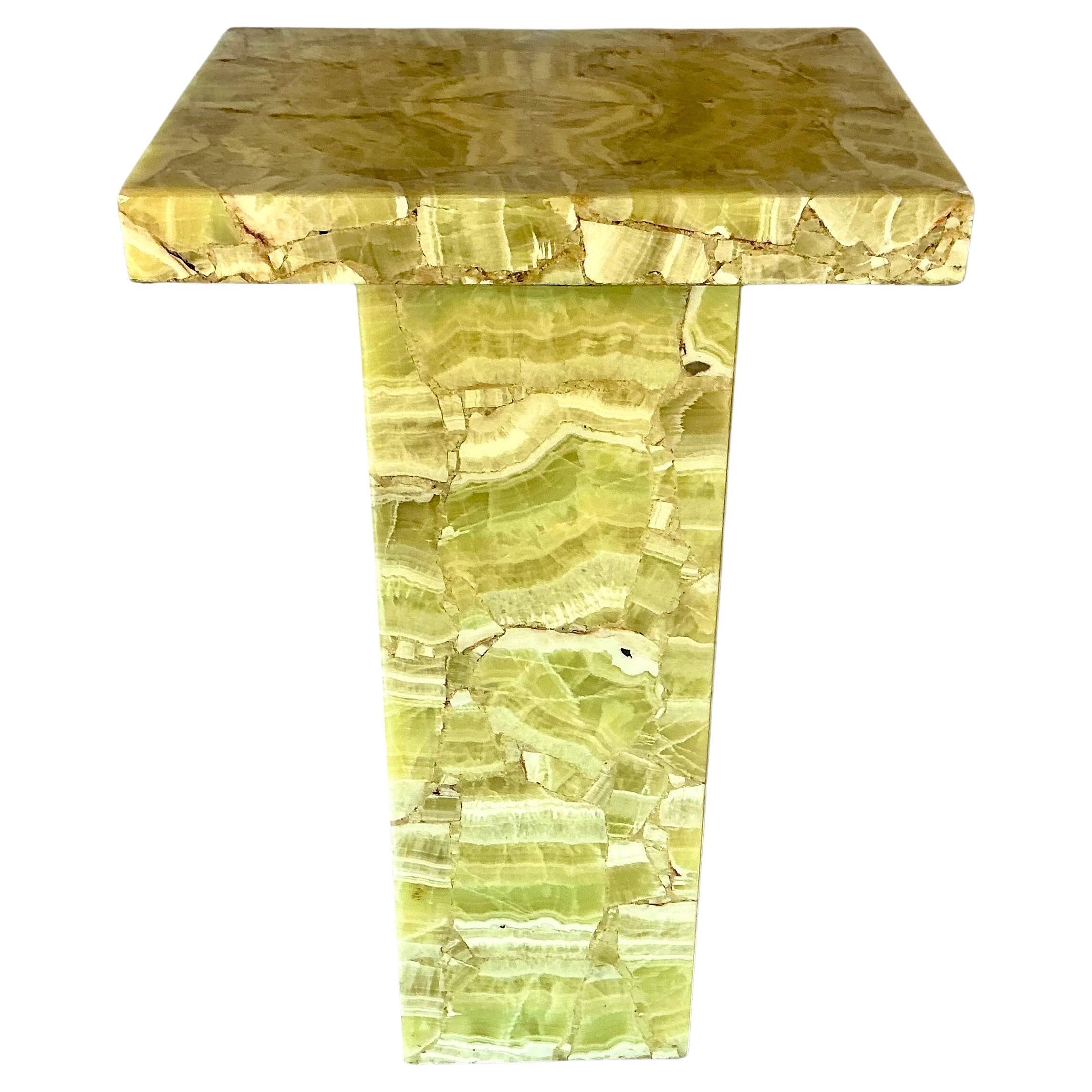 Mueller de México Mesa alta de pedestal de ónix natural y resina. Mueller es célebre por sus muebles escultóricos de piedra de mediados del siglo XX. Esta pieza está elaborada con ónice mexicano natural estabilizado con resina, una técnica