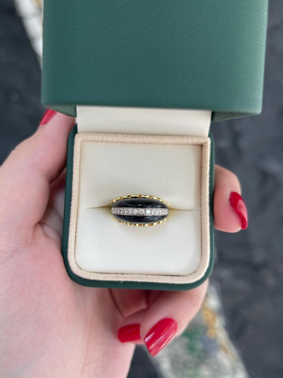 Anillo de Oro Floral en Dos Tonos con Ónix Natural y Diamantes y Detalles de Pavé Victoriano en venta