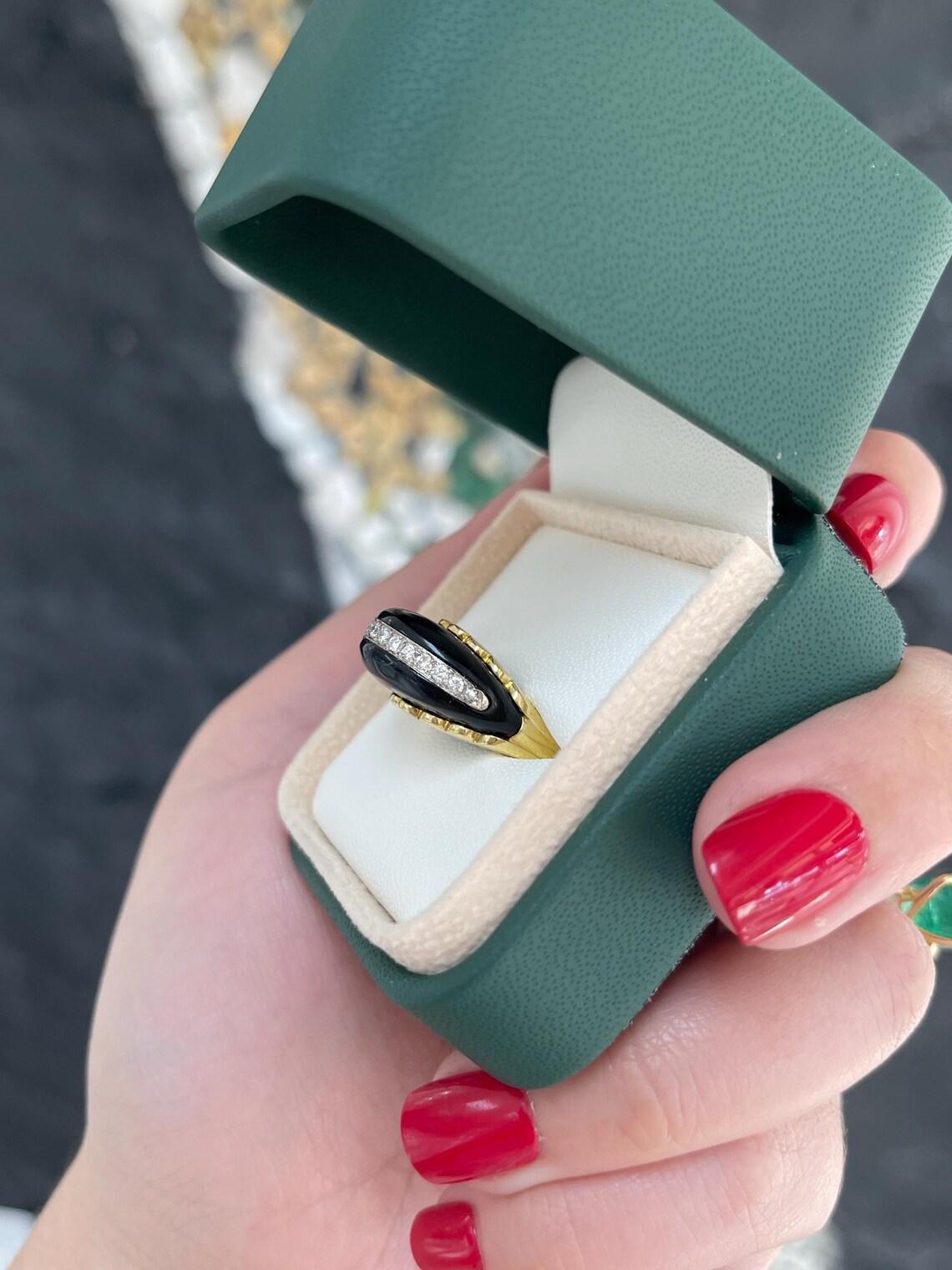 Anillo de Oro Floral en Dos Tonos con Ónix Natural y Diamantes y Detalles de Pavé en Nuevo estado para la venta en Jupiter, FL