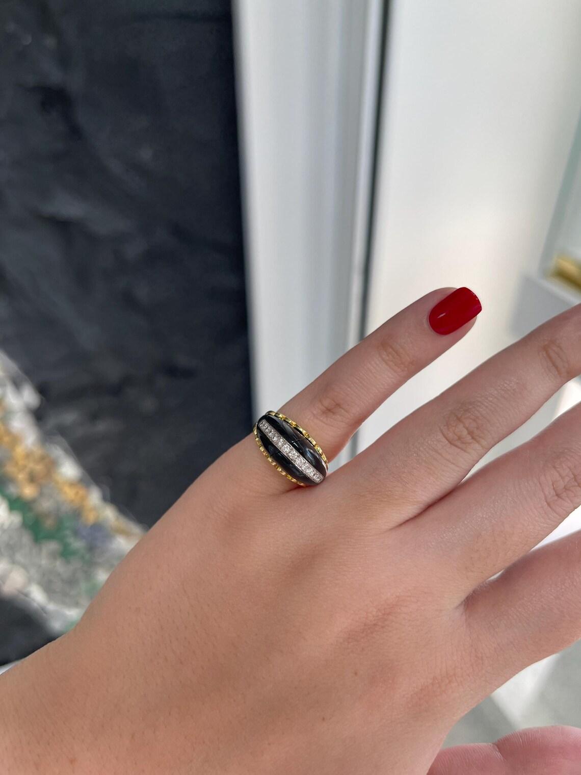 De las mujeres Anillo de Oro Floral en Dos Tonos con Ónix Natural y Diamantes y Detalles de Pavé en venta