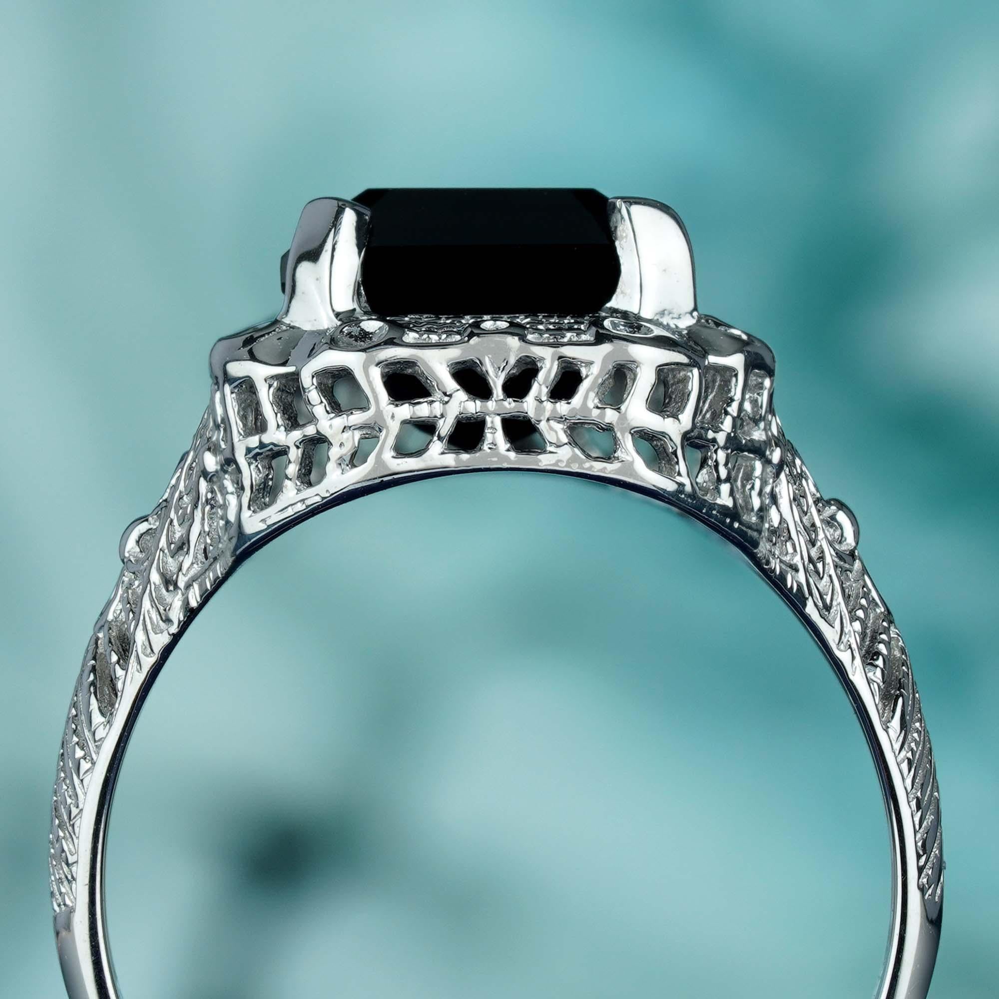 Natural Onyx Vintage Style Filigree Cocktail Ring in Solid 9K White Gold In New Condition For Sale In Bangkok, TH