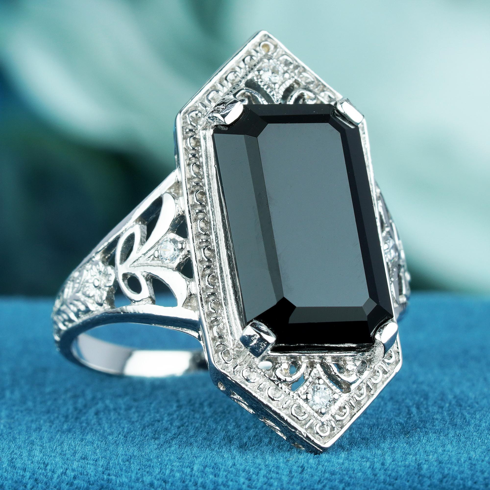 For Sale:  Natural Onyx Vintage Style Hexagon Shape Filigree Cocktail Ring in Solid 9K Gold 2