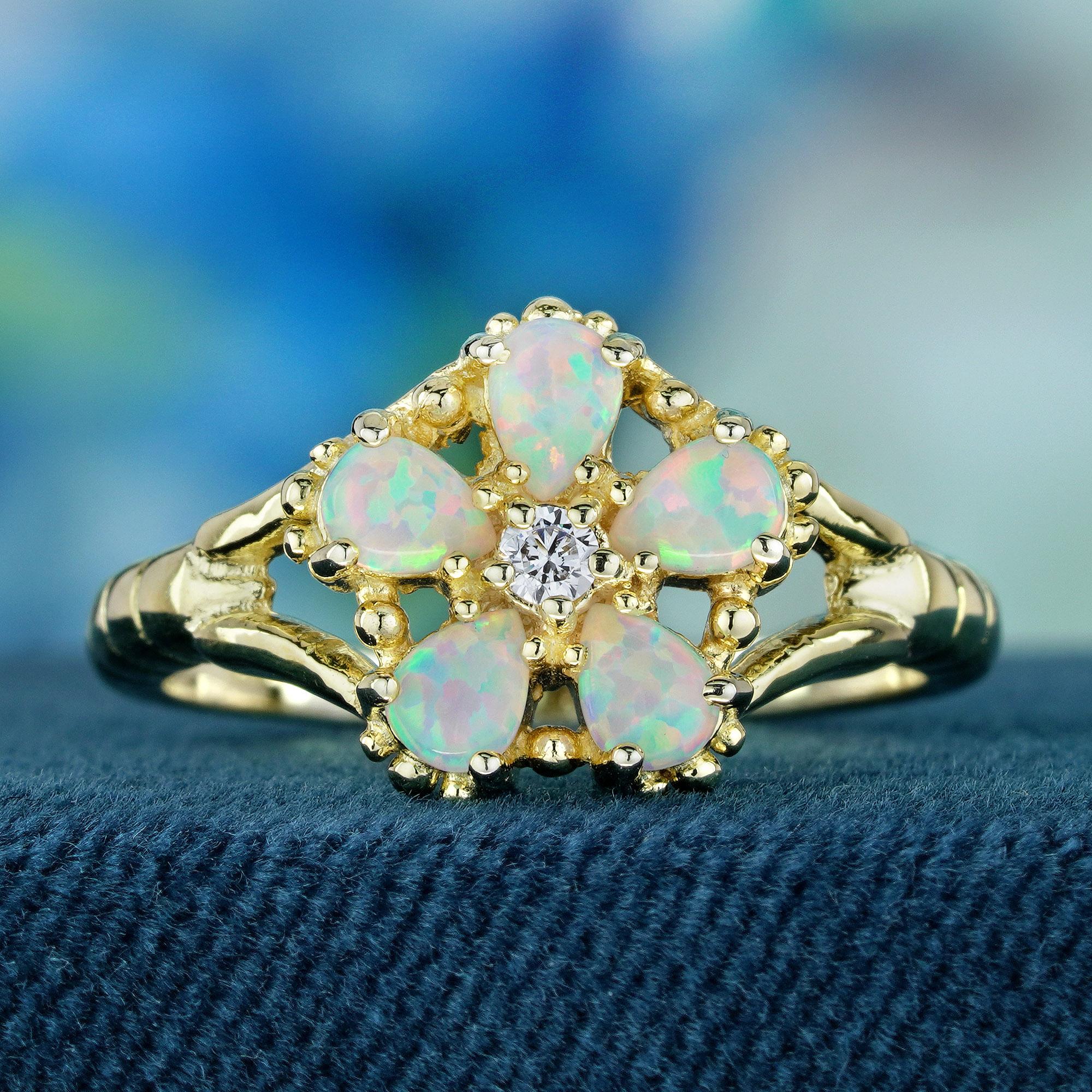 Gönnen Sie sich zeitlose Eleganz mit unserem Opal- und Diamantring Vintage Floral aus Gelbgold. Dieses atemberaubende, filigran gearbeitete Schmuckstück zeigt fünf birnenförmige Opale, die anmutig wie Blütenblätter gefasst sind und von einem