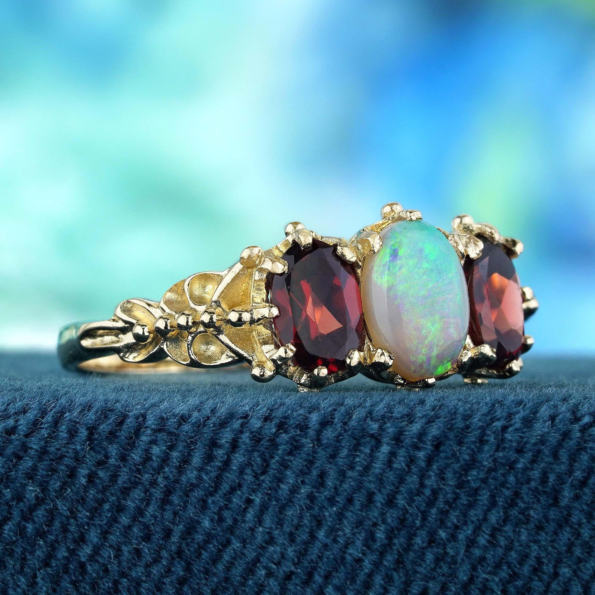 Édouardien Bague à trois pierres de style vintage en or jaune massif 9 carats, opale naturelle et grenat en vente