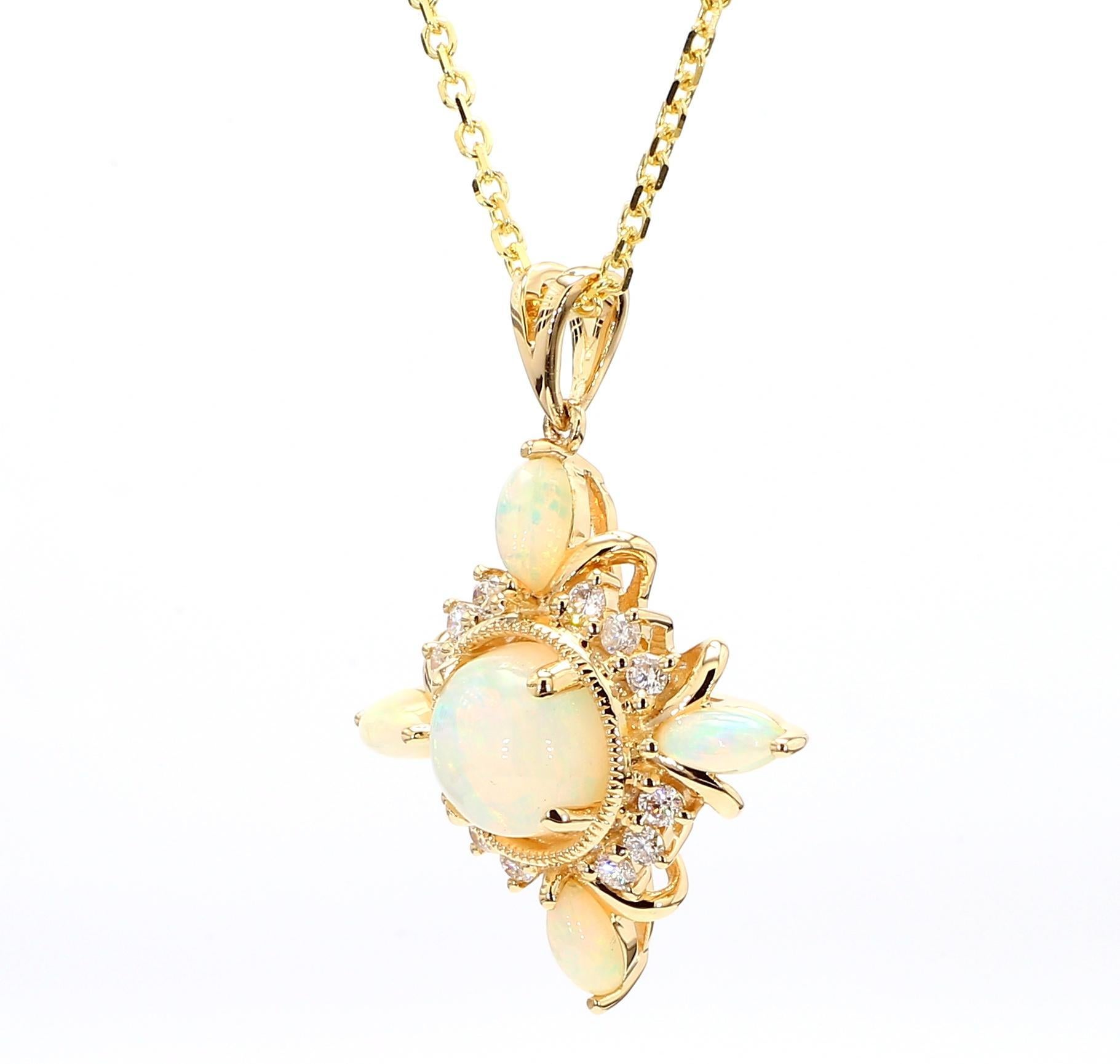 Pendentif en opale intrigante de Raregemworld. Monté dans une belle monture en or jaune 14 carats avec une opale naturelle de taille ronde complétée par des opales naturelles de taille marquise et une mêlée de diamants blancs de taille ronde. Ce