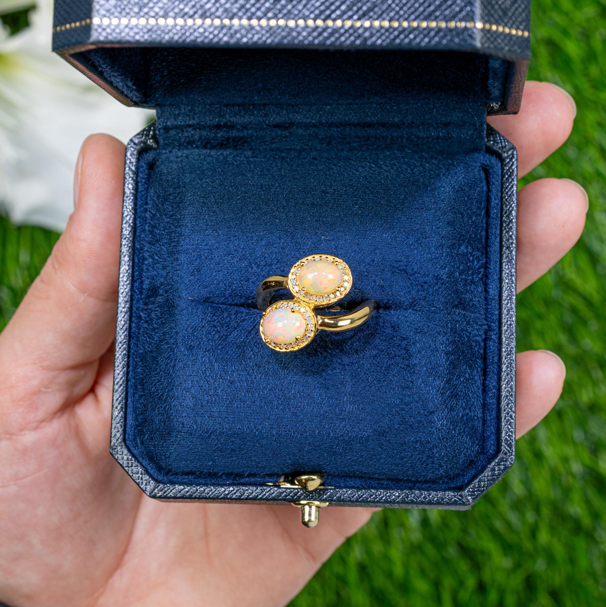 Il est accompagné d'une évaluation gemmologique par la GIA (GG/AJP).
Toutes les pierres précieuses sont naturelles
Traitement : Aucun
2 Opales = 1,68 Carats
46 diamants = 0,23 carats
Métal : argent sterling plaqué or jaune 24K
Taille de la bague :