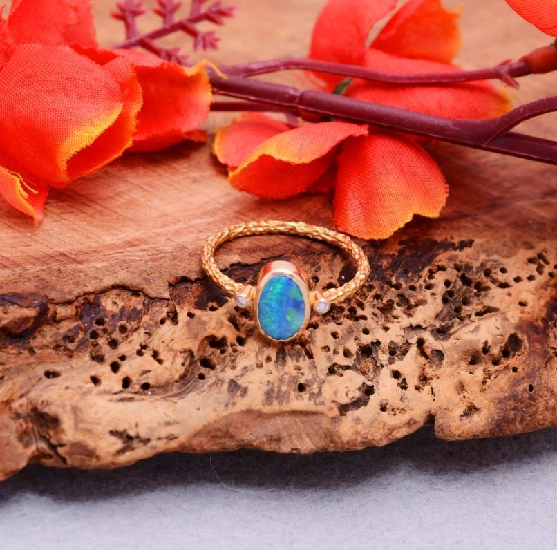 Scorri con il nostro anello Fiza! Realizzato a mano in oro giallo massiccio 14K 0,03 carati di diamante naturale (colore G-H, purezza SI1-SI2) e gemma di opale! Questo anello riflette brio e passione, proprio come piace a