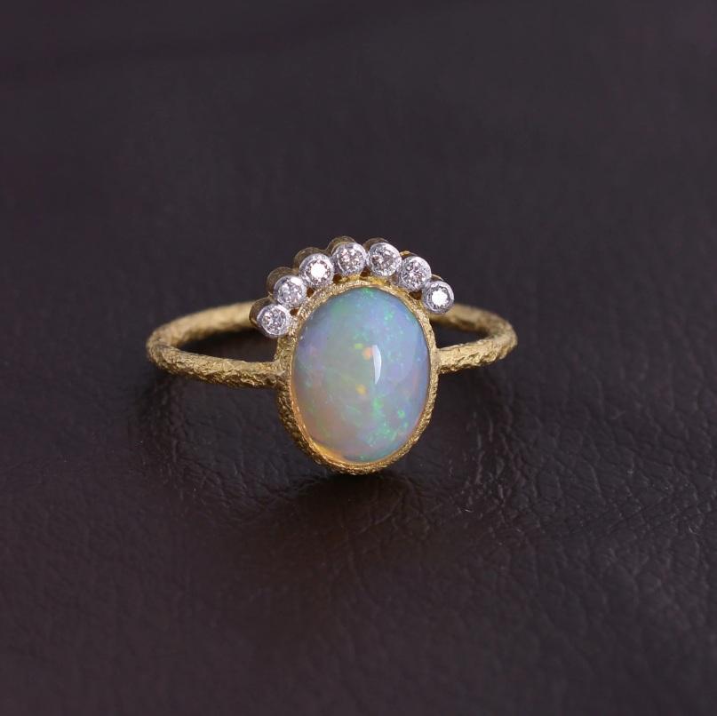 Natural Opal & Diamond Ring 18K gold In condizioni Nuovo in vendita a jaipur, IN