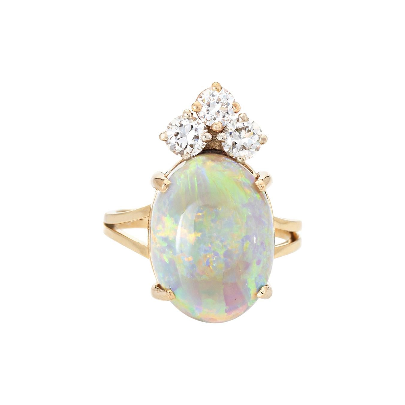 Bague vintage en or jaune 14 carats avec opale naturelle et diamants en forme de couronne ovale