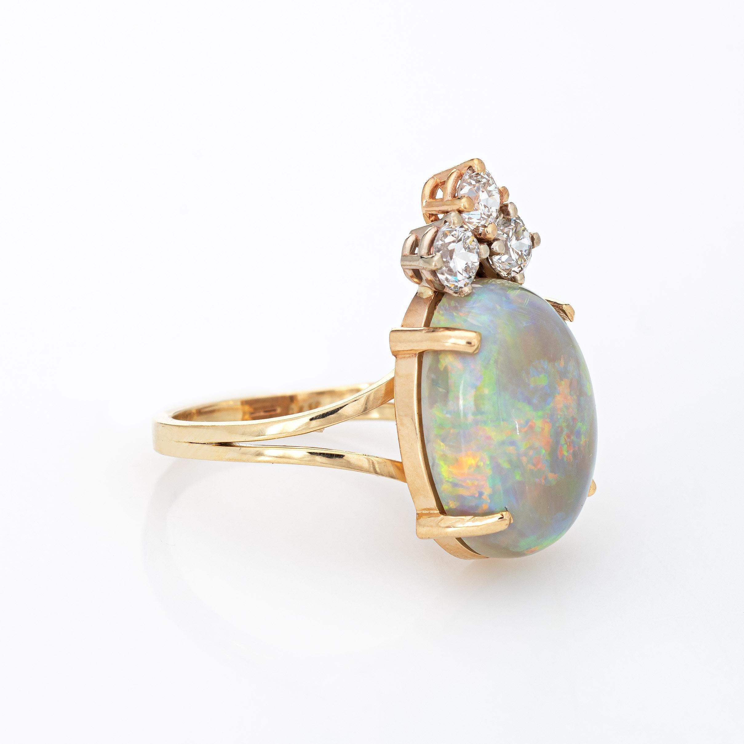 Moderne Bague vintage en or jaune 14 carats avec opale naturelle et diamants en forme de couronne ovale en vente