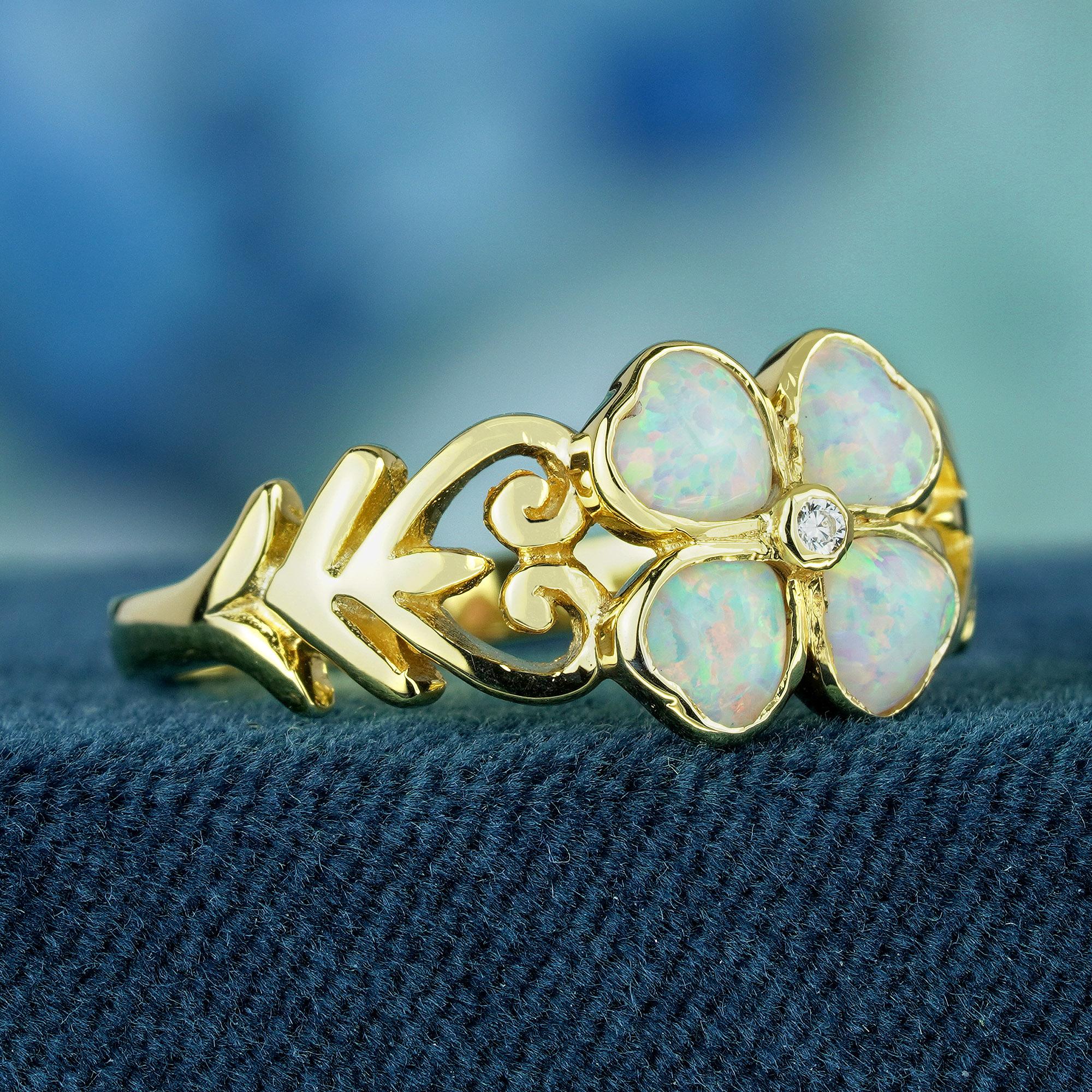 Tauchen Sie ein in die Welt der Vintage-Romantik und der zeitlosen Eleganz mit unserem Opal- und Diamantring im Vintage-Stil mit Kleeblättern. Dieses fesselnde Schmuckstück aus strahlendem Gelbgold besteht aus Opalen, die in vier herzförmigen Rahmen
