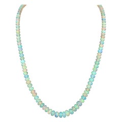 Collier à un brin en or 14 carats avec perles d'opales naturelles facettées et fermoir mousqueton, en vente