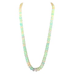 Collier à un brin en or 14 carats avec perles d'opales naturelles facettées et fermoir mousqueton, en vente