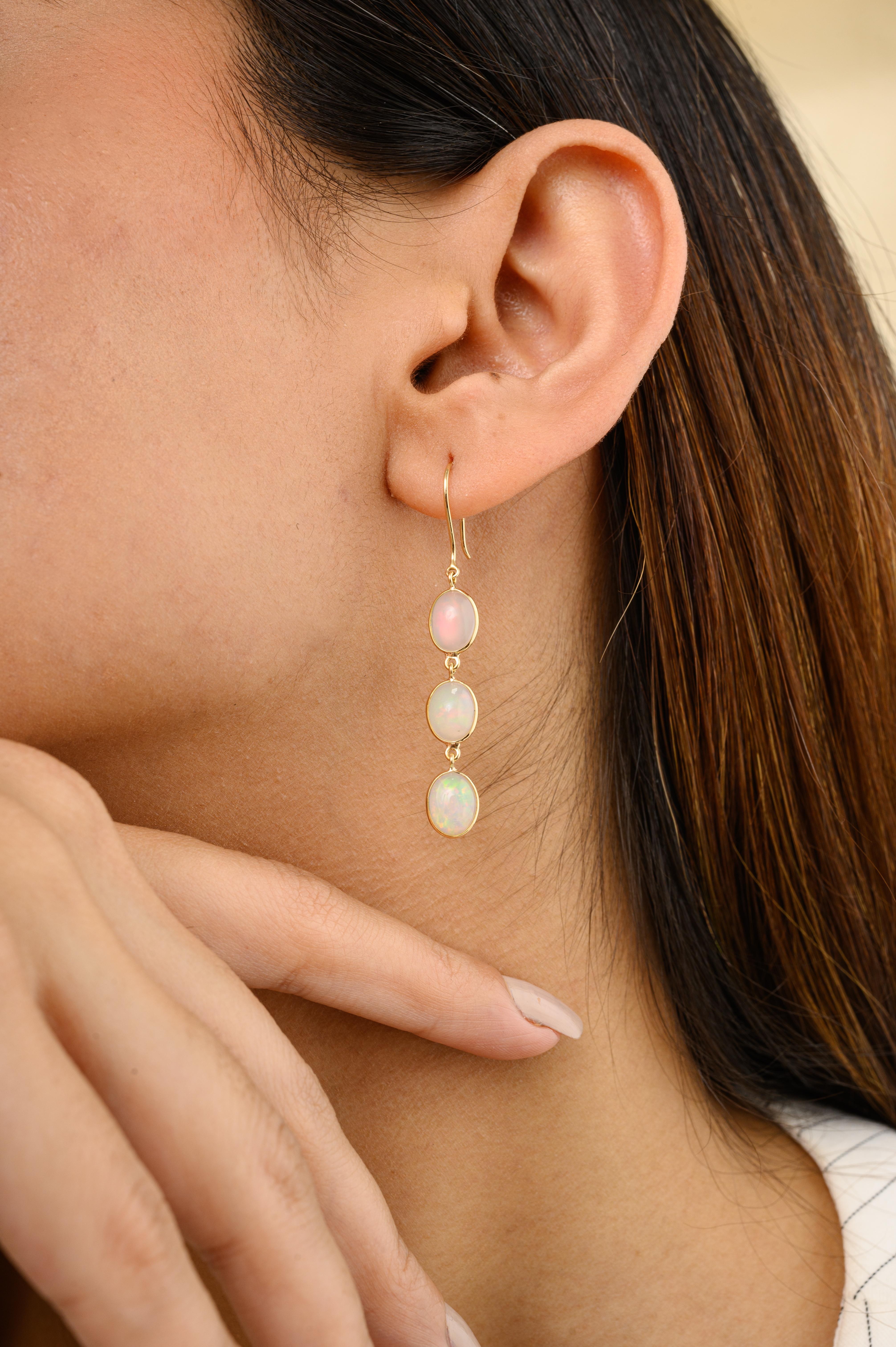 Tre orecchini a goccia con opale in oro 18 carati per fare un figurone con il tuo look. Per dare un tocco di classe al tuo look, ti servono degli orecchini pendenti. Questi orecchini creano un look scintillante e lussuoso con un opale dal taglio