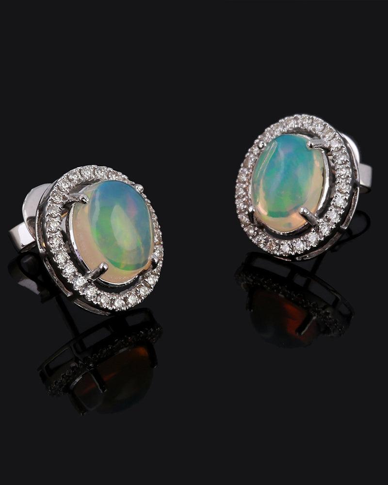 Squisiti orecchini di opale in oro bianco 18 carati

Questi splendidi orecchini sono realizzati in oro bianco massiccio 18 carati e presentano splendide gemme opali, che li rendono l'accessorio perfetto per ogni occasione. Con il loro design senza