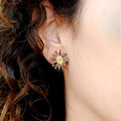 Boucles d'oreilles à clous « Sunburst » en or jaune 18 carats, avec opale naturelle, saphirs multicolores et diamants