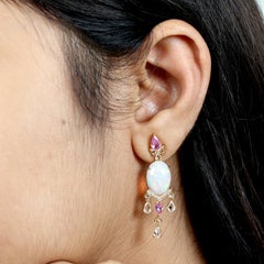 Pendientes largos tipo candelabro con ópalo natural, zafiro rosa y diamantes, en oro amarillo de 18 quilates