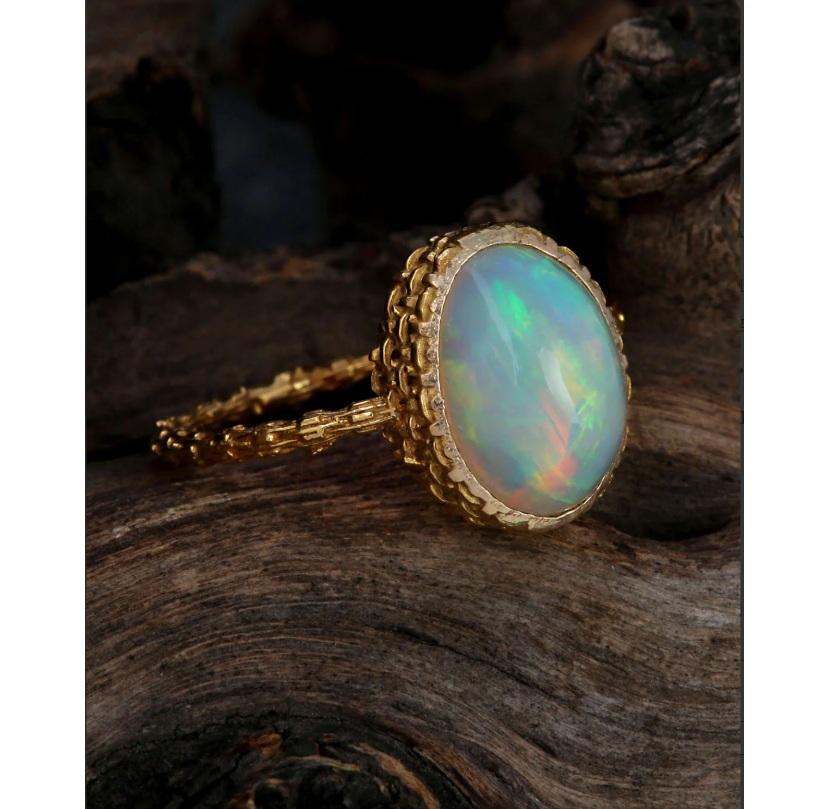 Este impresionante anillo de diseño hecho a mano está fabricado en oro amarillo de 18 quilates y lleva una gema de ópalo. 

Especificaciones

Dimensiones: Longitud: 1,3 cm, Anchura: 1 cm
Peso bruto: 2.750 gms
Oro Peso: 2.054 gms
Pureza del oro: Oro