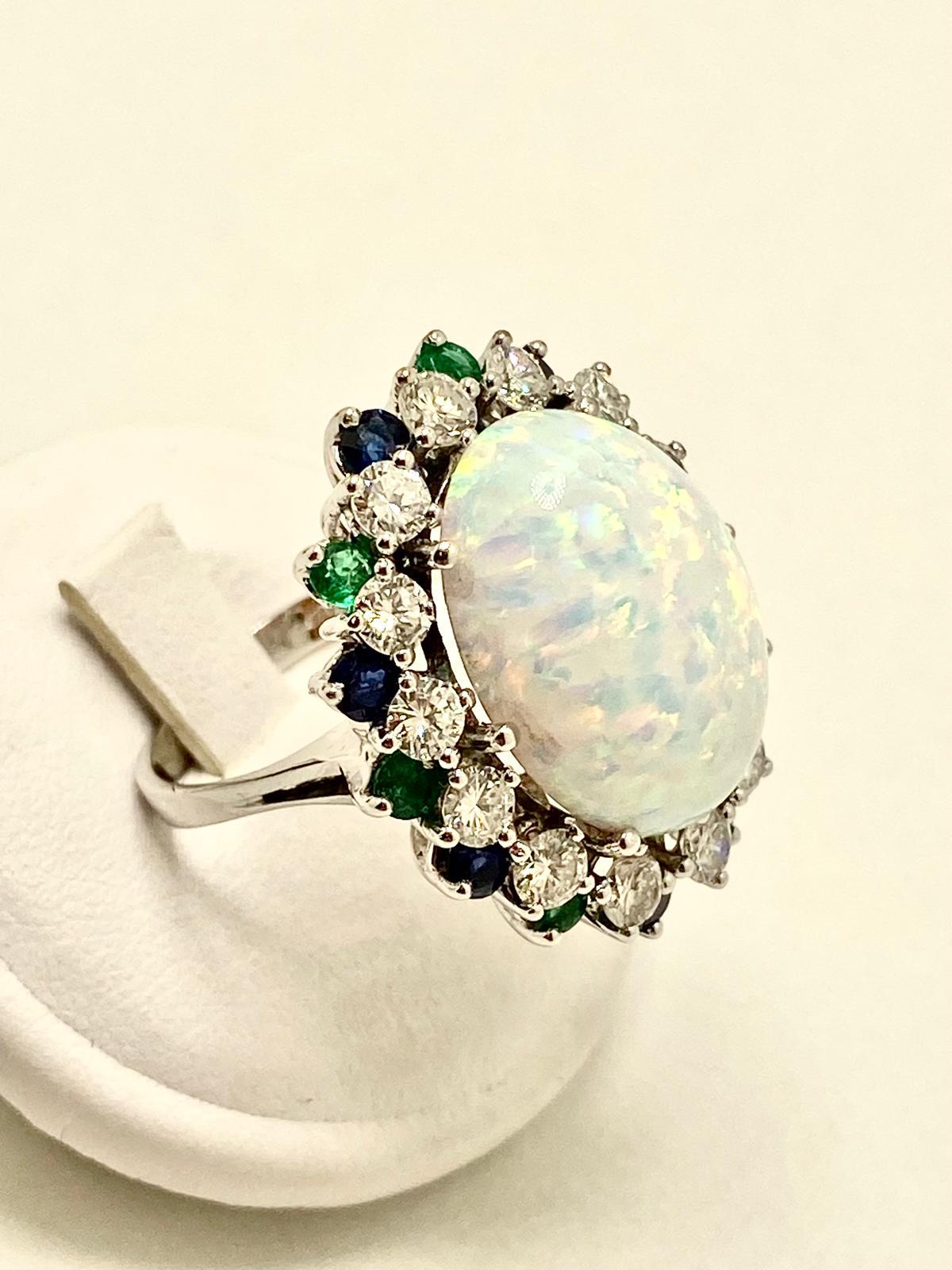 Natural Opal Ring 7.50ct with Diamonds, Sapphires & Emeralds im Zustand „Neu“ im Angebot in Roma, IT