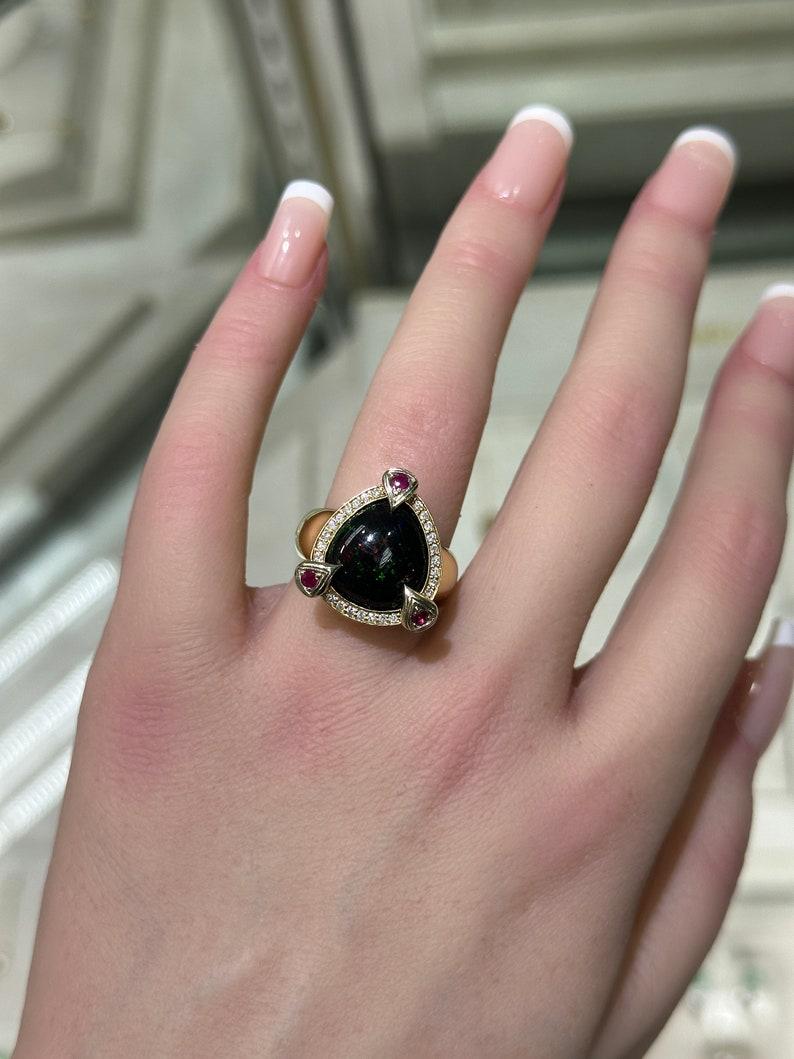 Anillo de Opalo Natural Rubí Diamante Anillo de Cóctel Pear Dark Opal Halo 18K Moderno