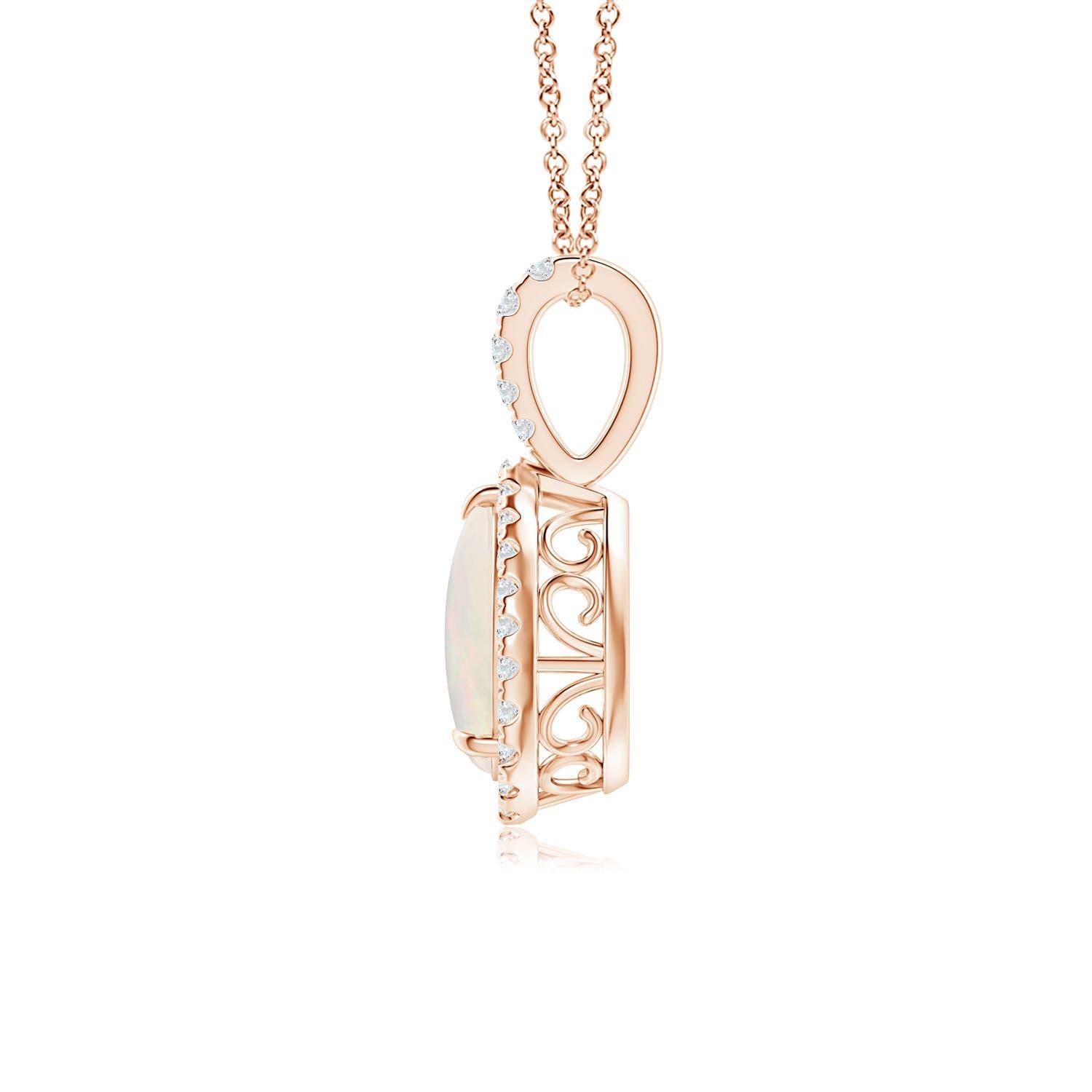 Dal fascino misterioso, questo ciondolo opale cabochon a goccia in oro rosa 14k affascina con il suo seducente gioco di colori. Un'aureola di diamanti scintillanti circonda la gemma incastonata a griffe. La balla singola tempestata di diamanti e i