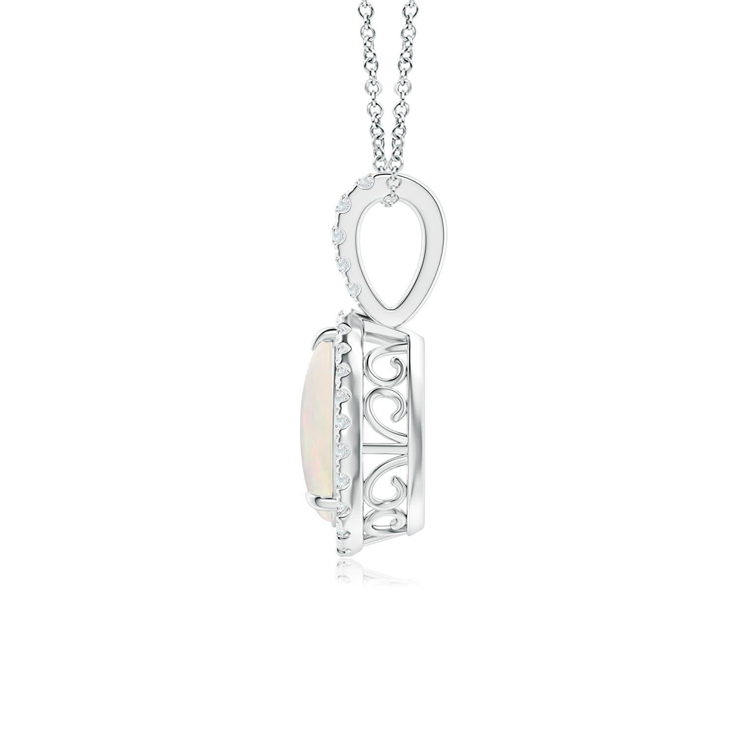 Emana un fascino misterioso, questo ciondolo opale cabochon a goccia in oro bianco 14k affascina con il suo seducente gioco di colori. Un'aureola di diamanti scintillanti circonda la gemma incastonata a griffe. La balla singola tempestata di