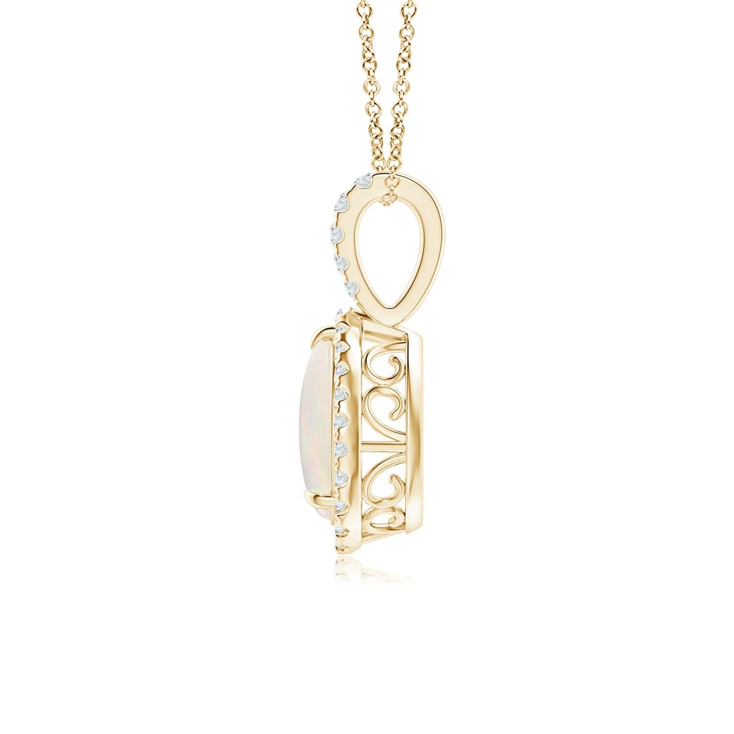 Exhalant un charme mystérieux, ce pendentif en opale cabochon en forme de larme en or jaune 14k envoûte par son jeu de couleurs séduisant. Un halo de diamants scintillants entoure la pierre sertie à griffes. La balle unique sertie de diamants et les