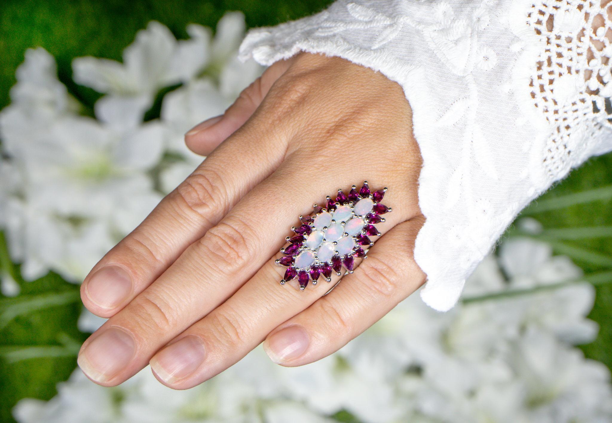 Natural Opals and Rhodolite Garnets Cocktail Ring 8.40 Carats Contemporáneo en venta