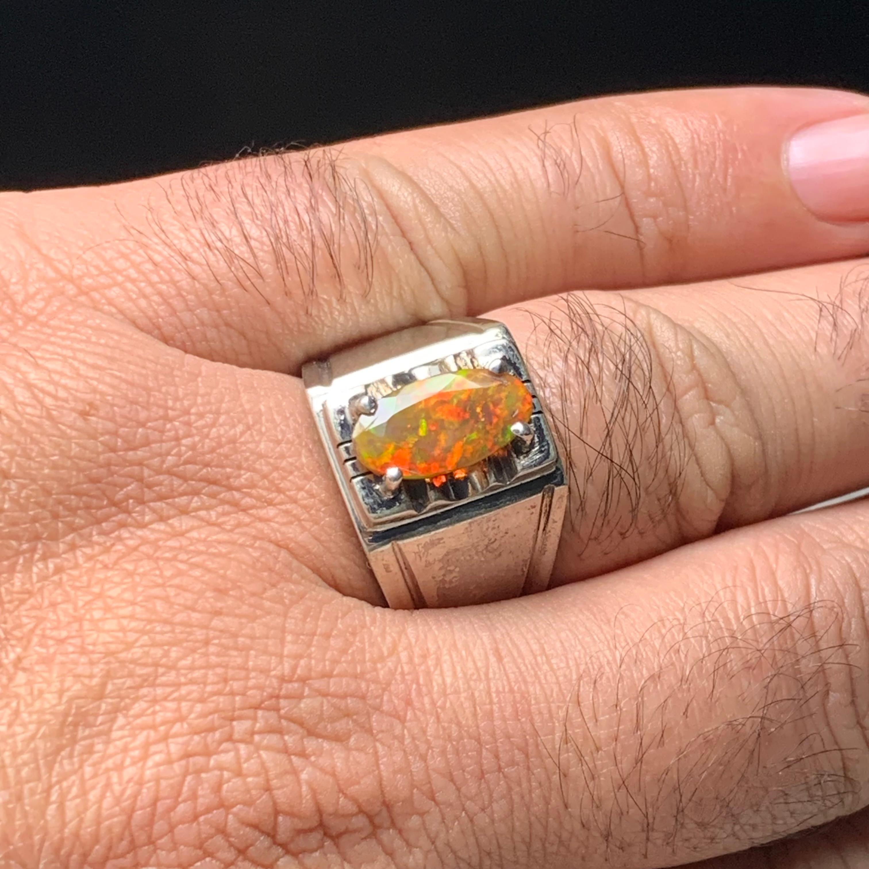Artigiano Anello di opale di fuoco arancione naturale in argento 925 fatto a mano con giochi di colore in vendita