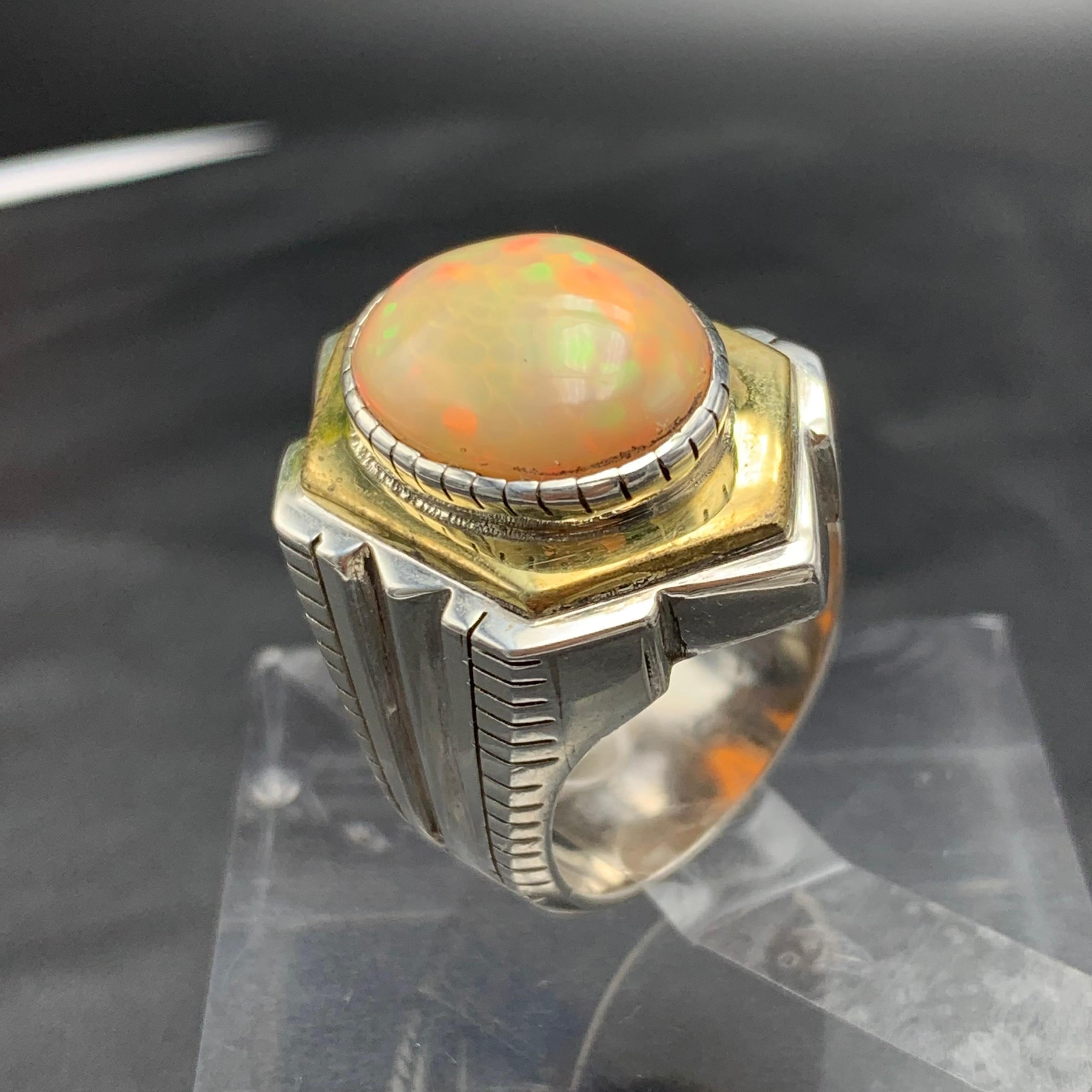 Anello con opale arancione naturale in argento 925 - Fatto a mano con giochi di colore in vendita 4