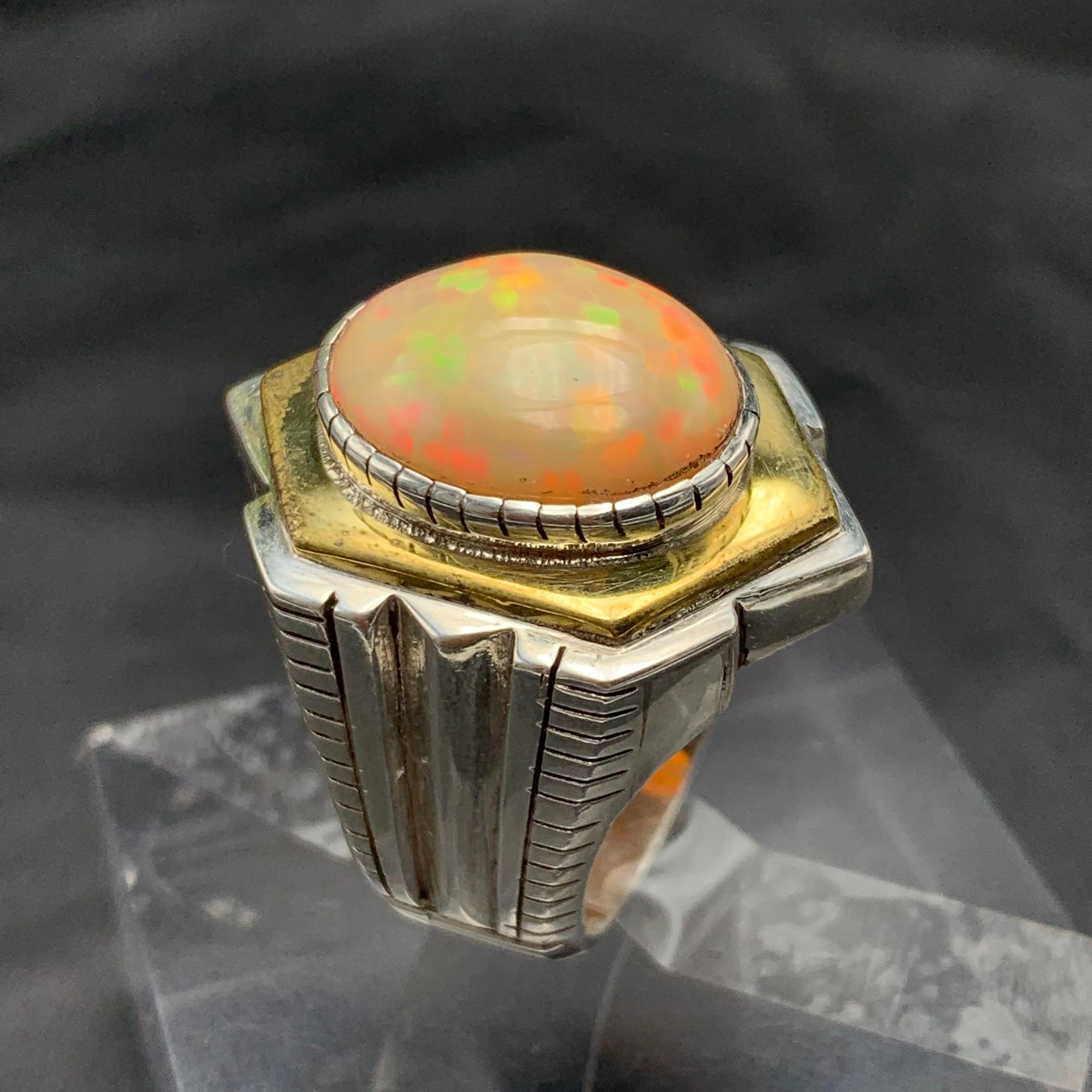 Anello con opale arancione naturale in argento 925 - Fatto a mano con giochi di colore in vendita 5