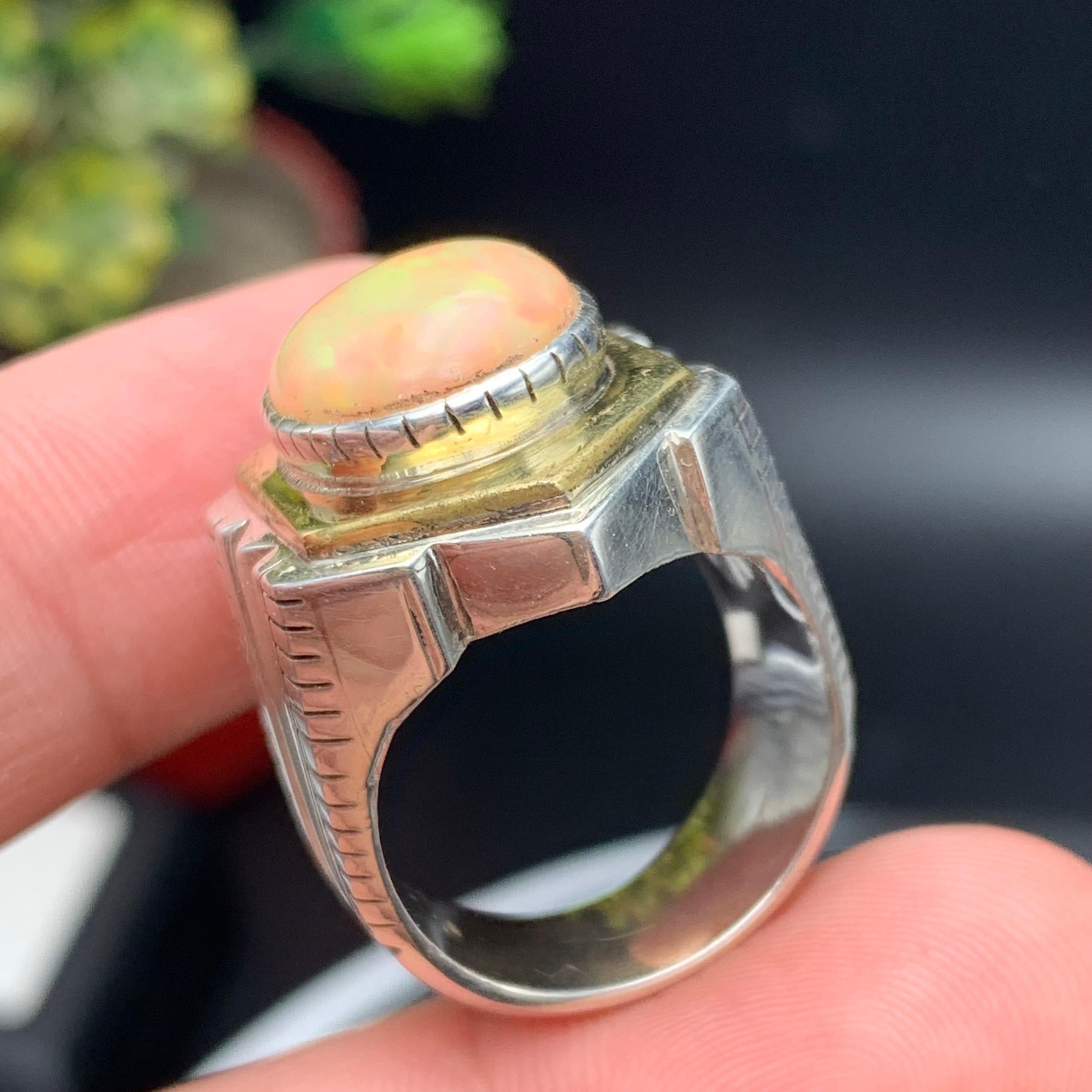Anello con opale arancione naturale in argento 925 - Fatto a mano con giochi di colore in vendita 7
