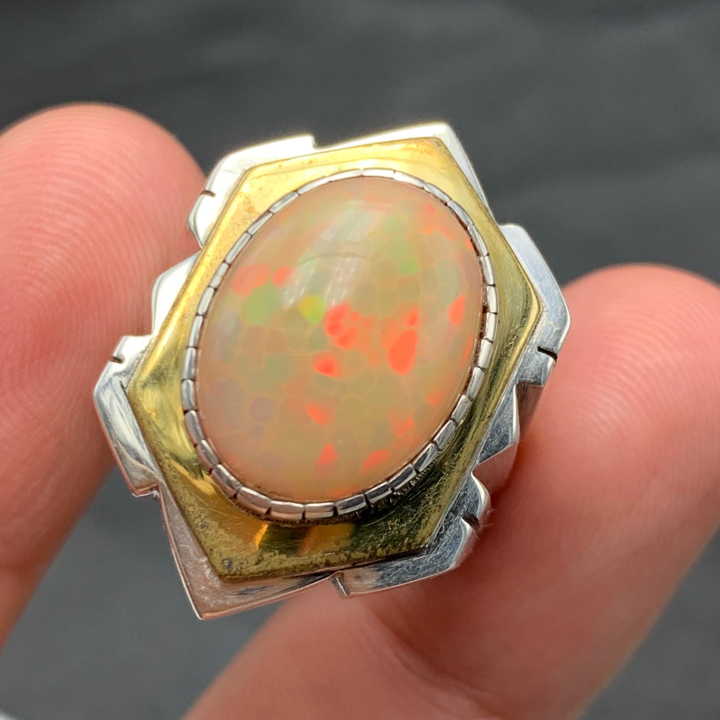 Anello Cocktail bianco arancio in Argento 925 - Realizzato a mano con Brilliante Fuoco e Giochi di Colore.

💎 TIPO DI GEMMA: Opale 
⚖️  PESO DELL'ANELLO: 18,28 grammi
💍  MISURA DELL'ANELLO: 9 US
FORMA E TAGLIO DELLA PIETRA: Taglio cabochon
🌈